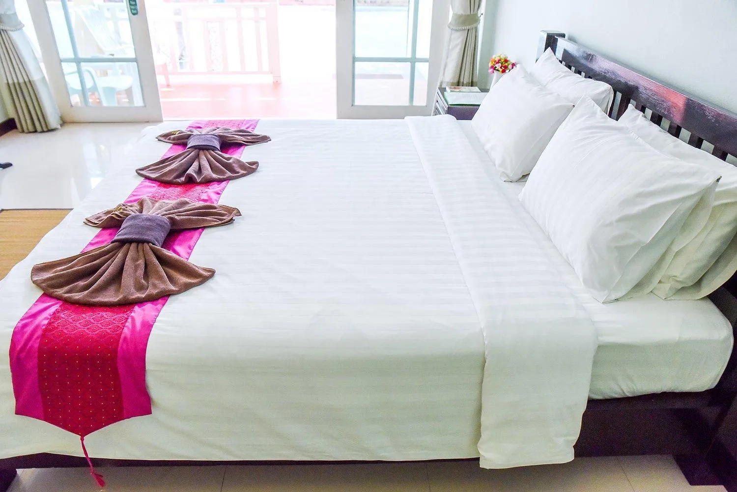 Restaurant/places to eat, Bed in Ananda Villa - SHA Plus