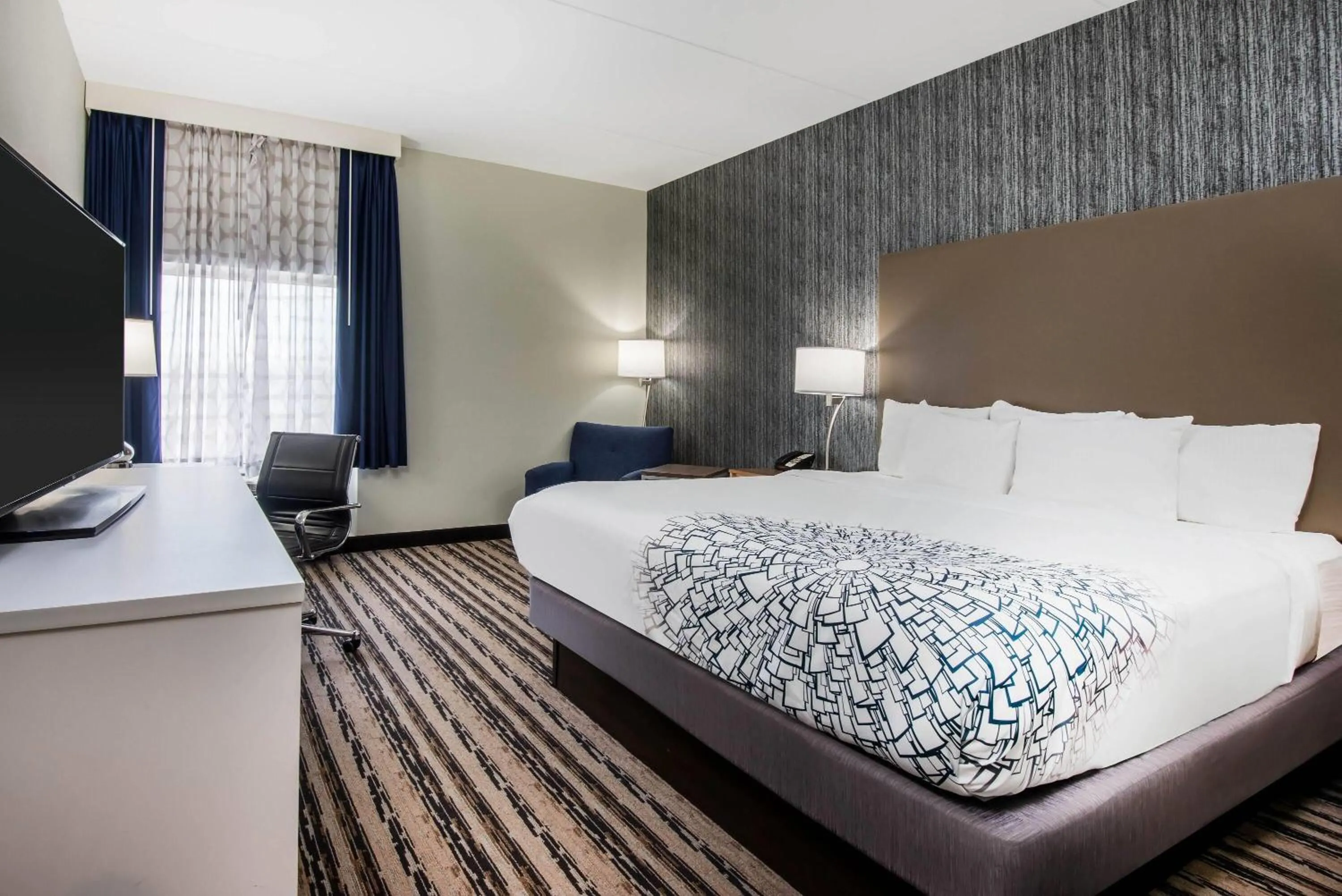 Photo of the whole room, Bed in La Quinta by Wyndham Buffalo Amherst