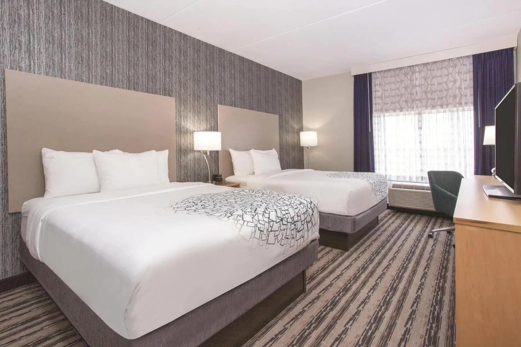 Photo of the whole room, Bed in La Quinta by Wyndham Buffalo Amherst