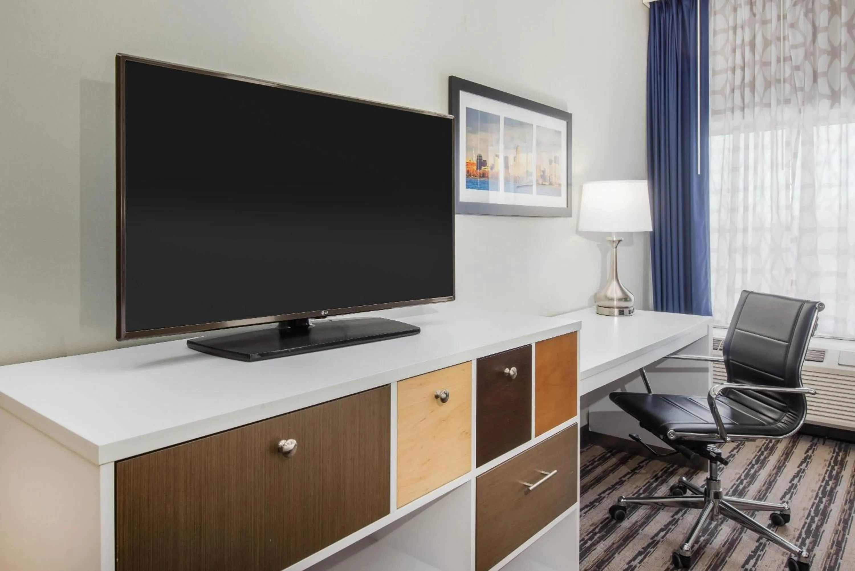 Photo of the whole room in La Quinta by Wyndham Buffalo Amherst