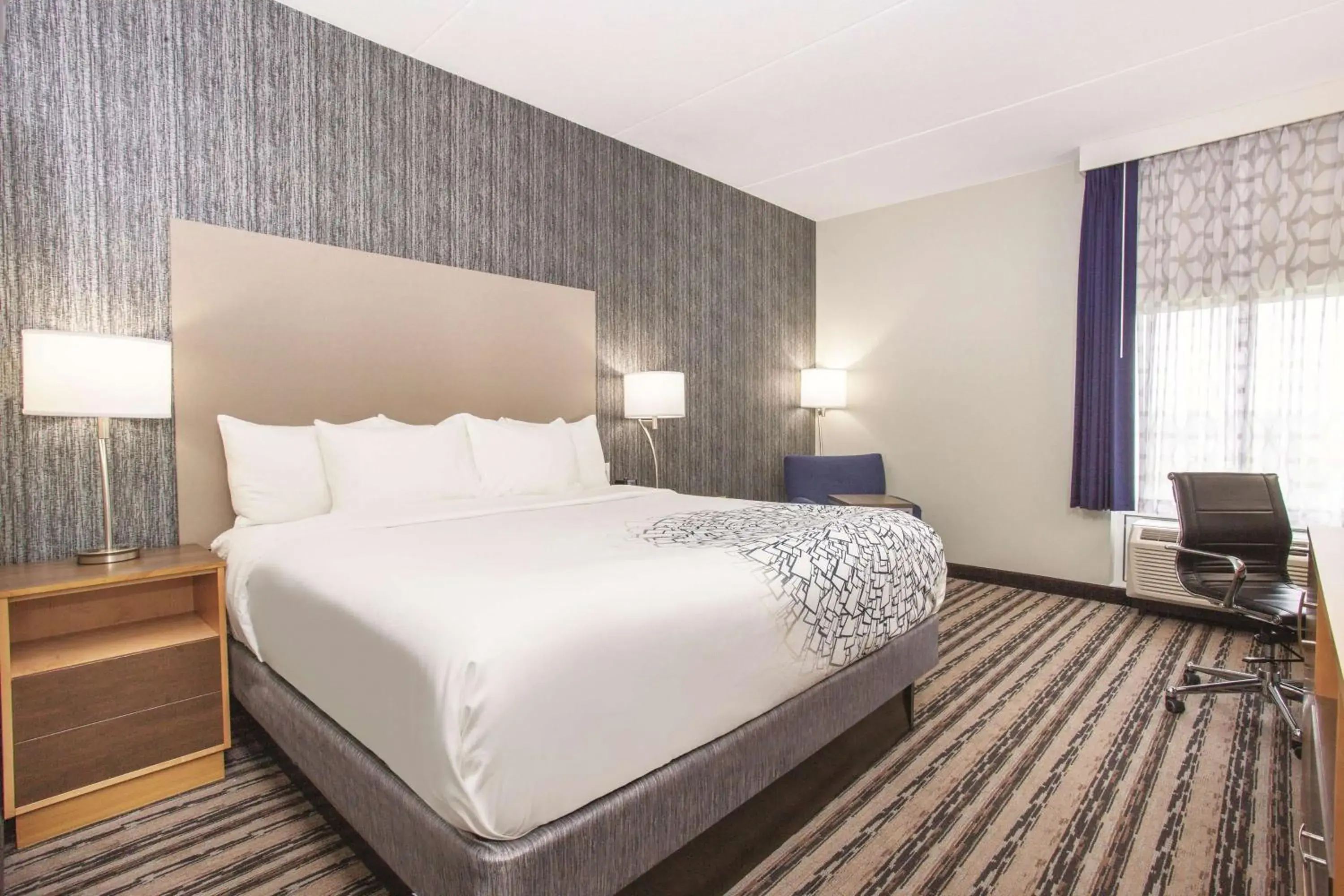 Photo of the whole room, Bed in La Quinta by Wyndham Buffalo Amherst Photo of the whole room, Bed in La Quinta by Wyndham Buffalo Amherst