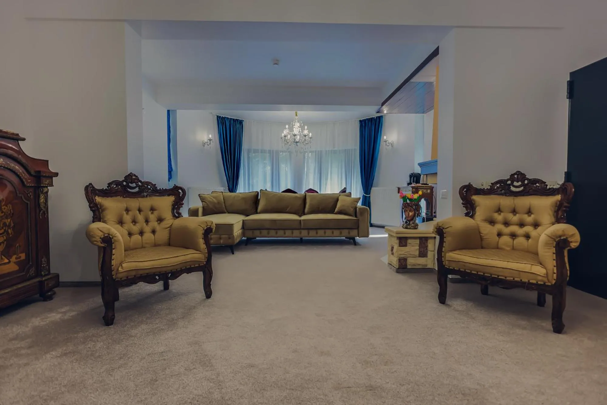 Royal Apartment with Garden in Villa Tom