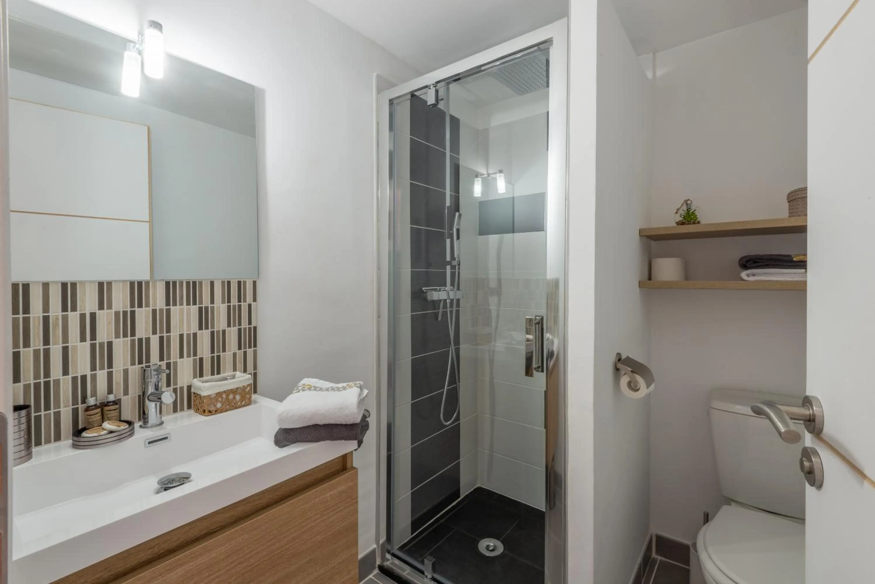 Shower in La Maisonnette Narbonnaise (Proche Grands Buffets)