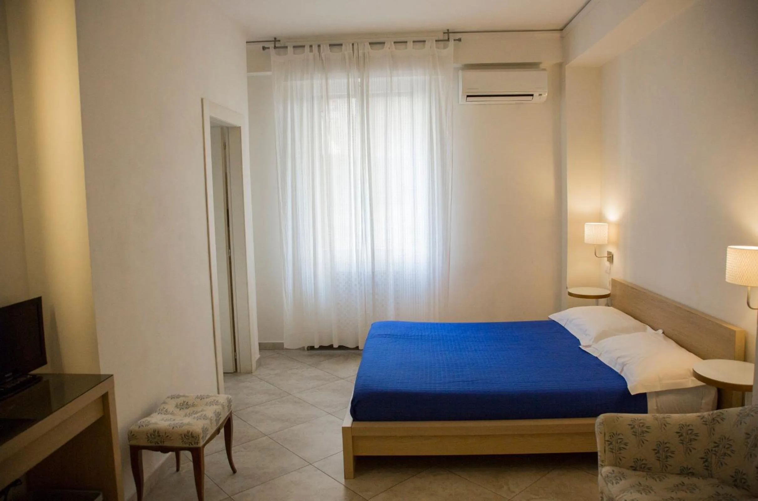 Photo of the whole room, Bed in Atelier Cosseria