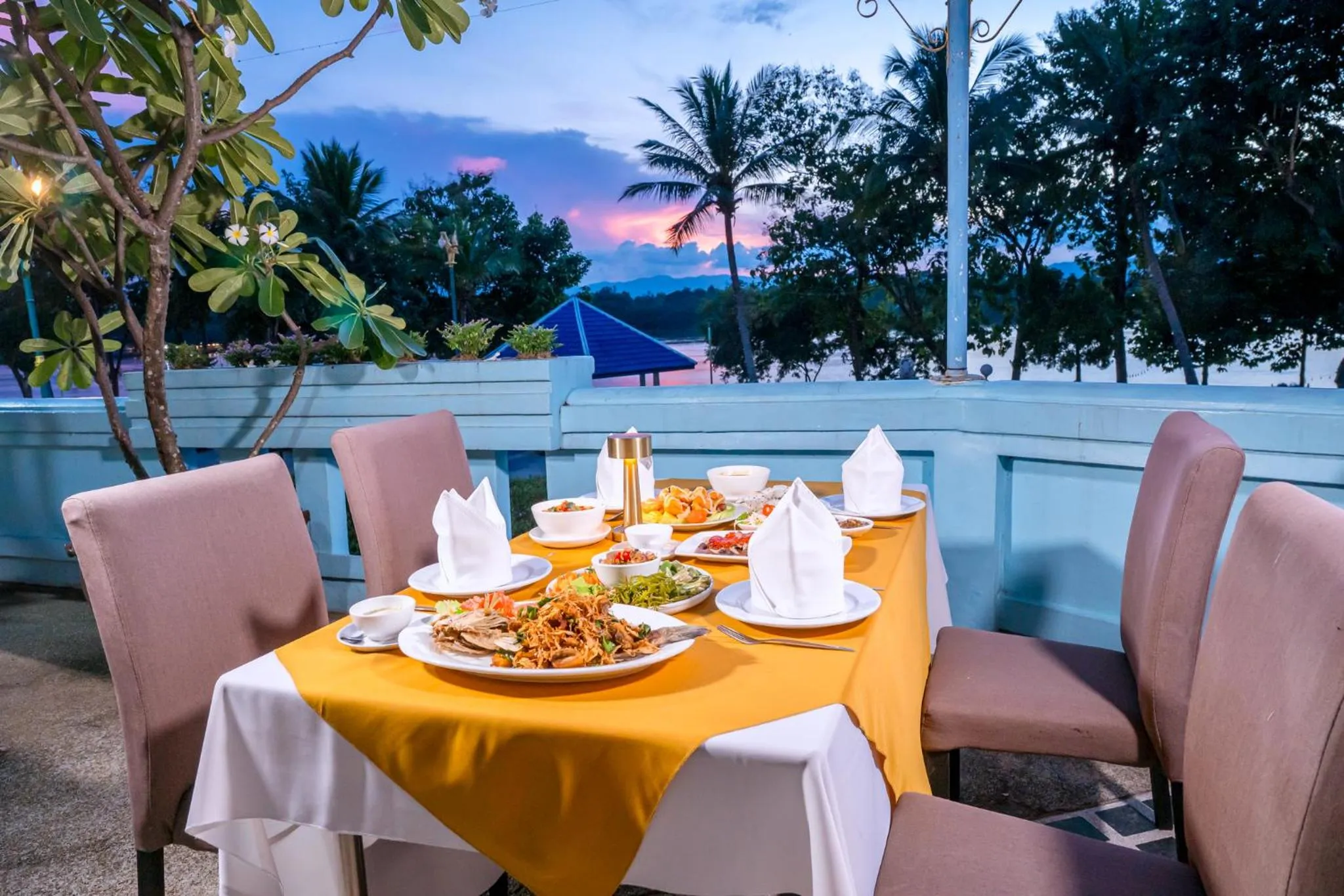 Viang Tak Riverside Hotel