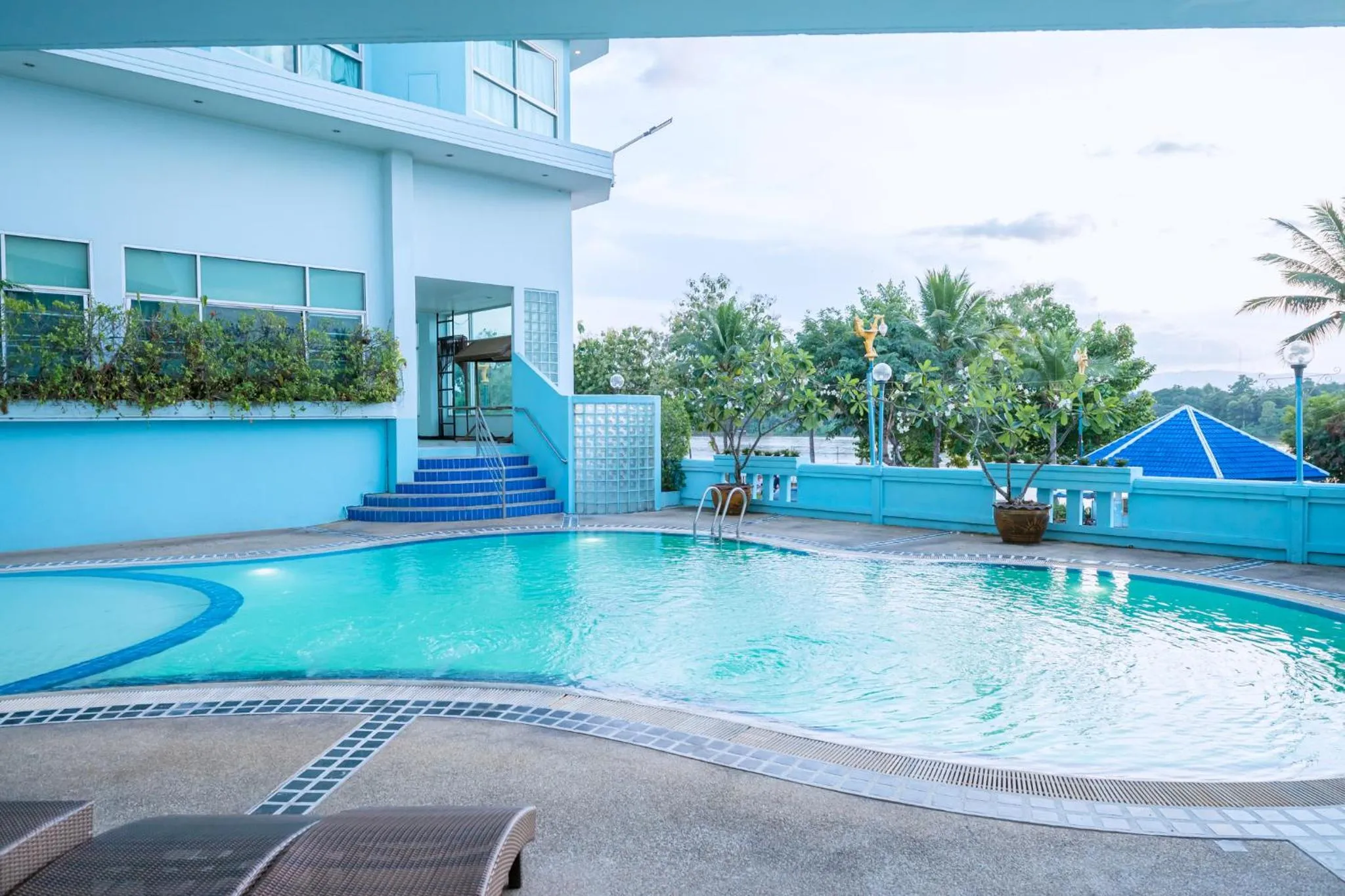 Viang Tak Riverside Hotel