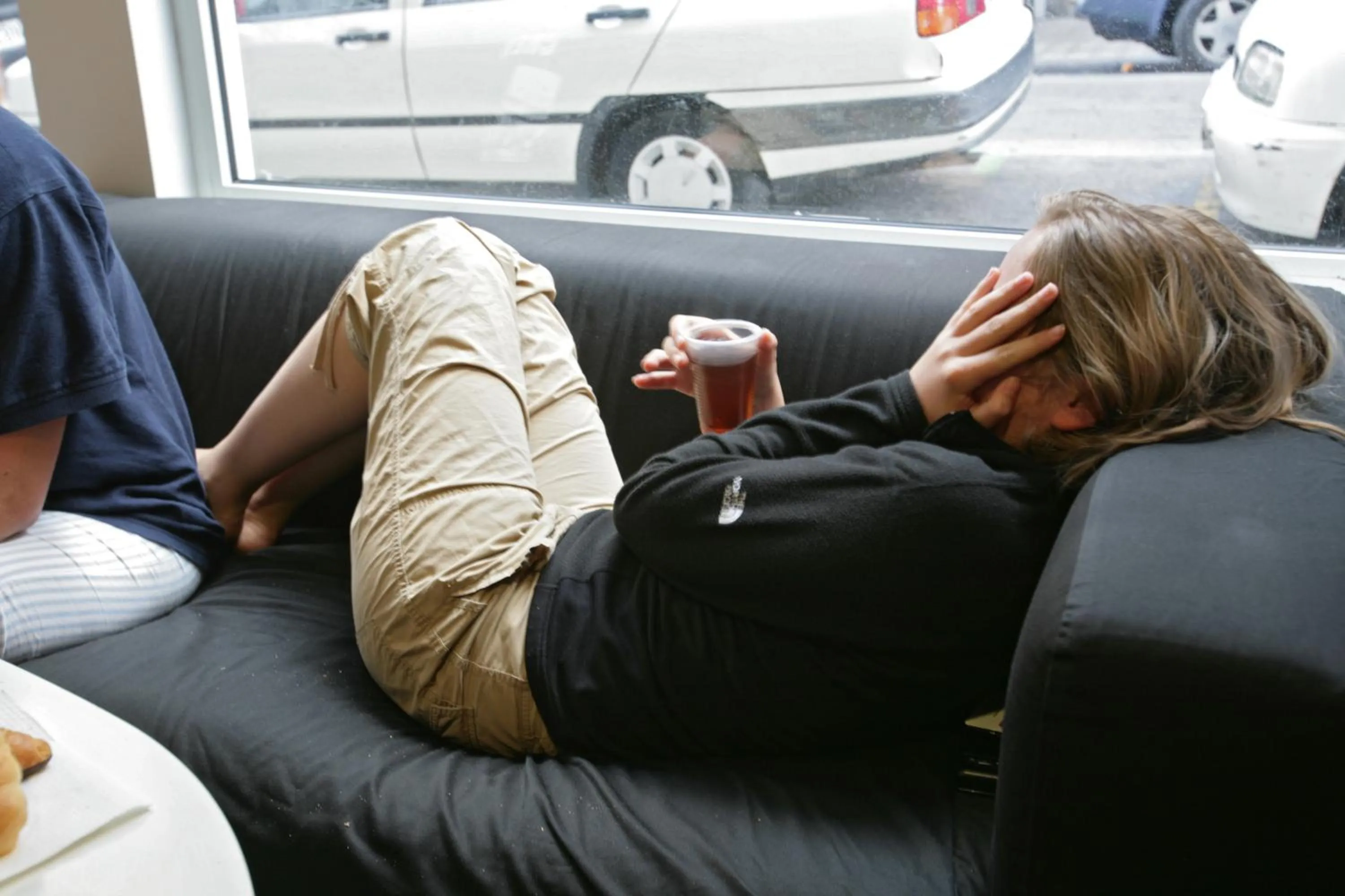 Communal lounge/ TV room in HelloBCN Youth Hostel Barcelona