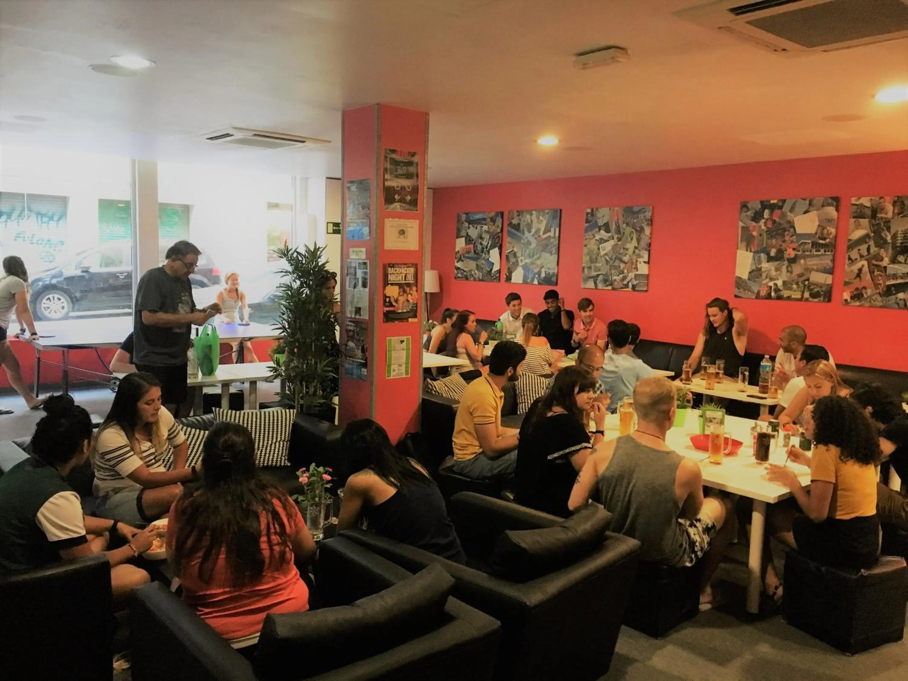 Communal lounge/ TV room in HelloBCN Youth Hostel Barcelona