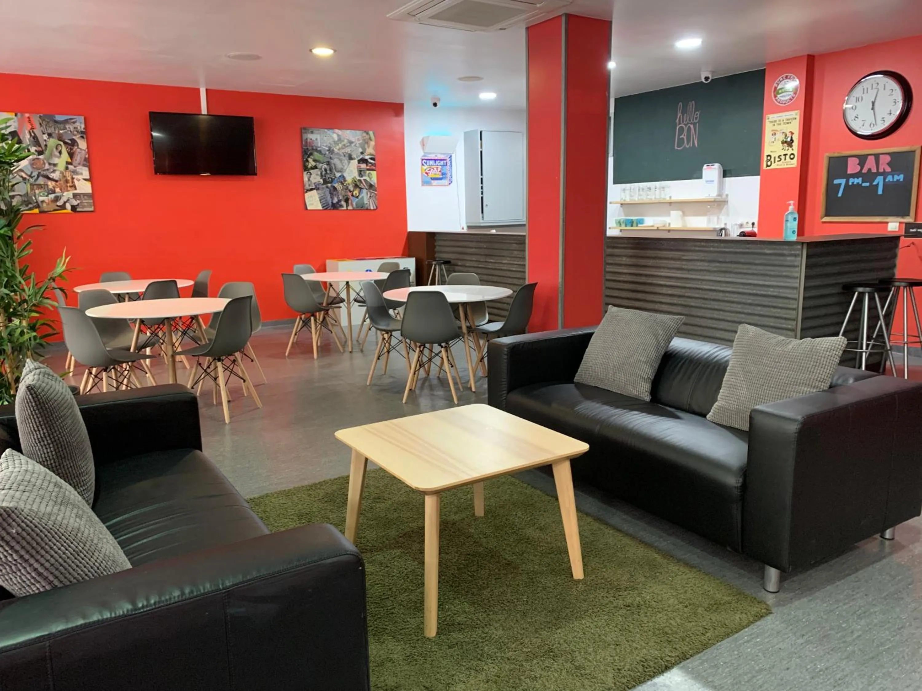 Communal lounge/ TV room in HelloBCN Youth Hostel Barcelona