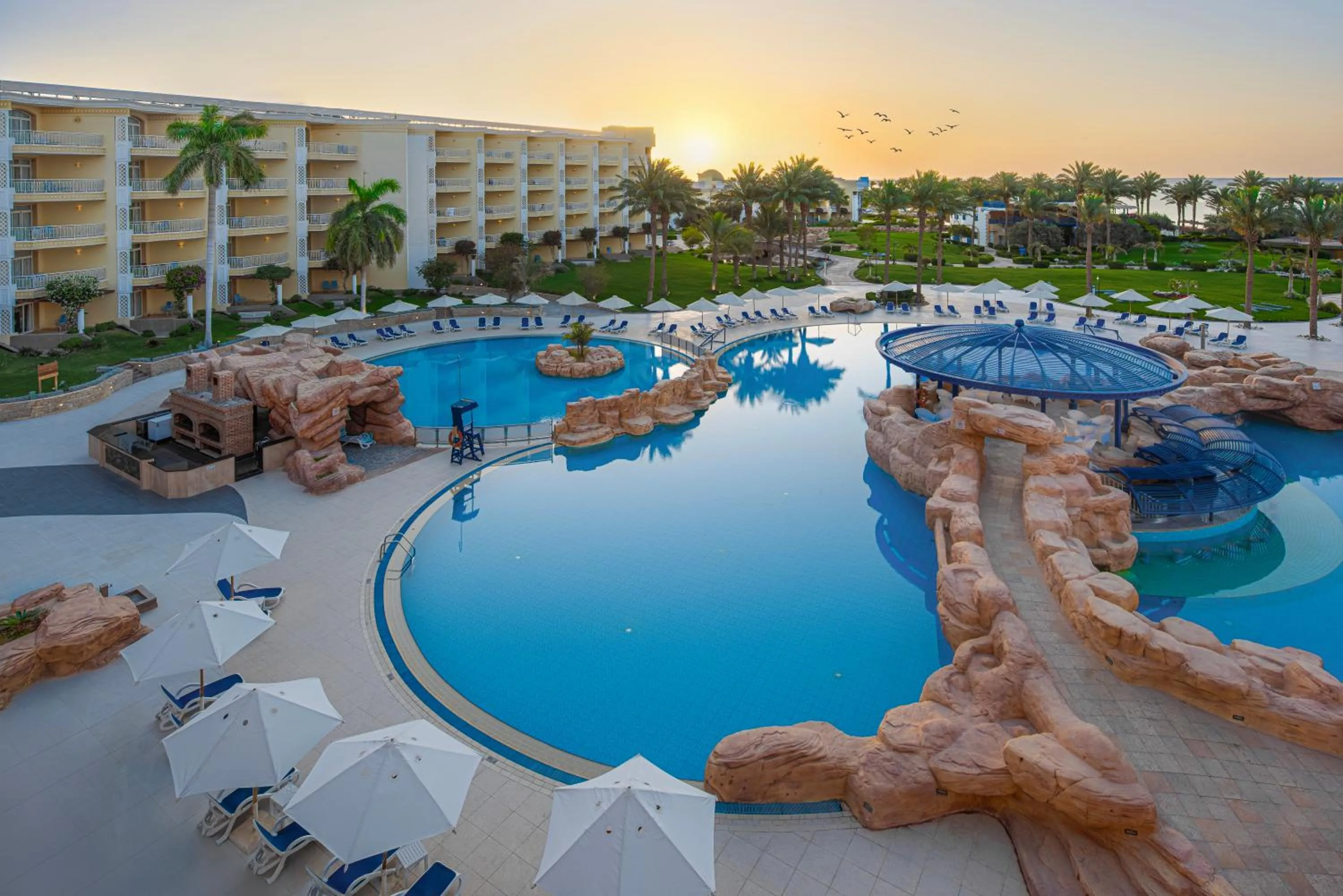Swimming pool in Palm Royale Resort - Soma Bay