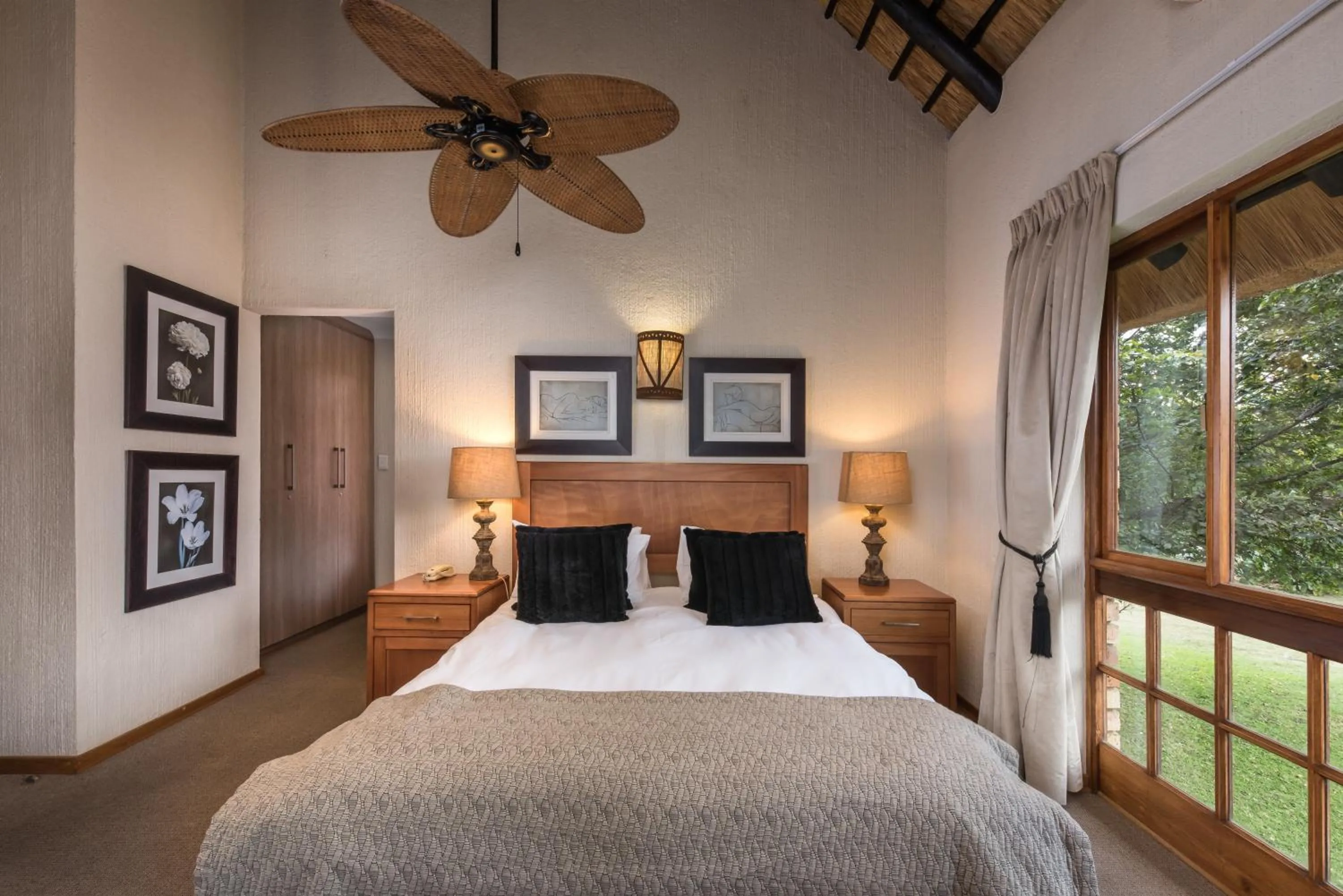 Photo of the whole room, Bed in Kruger Park Lodge Unit No. 277