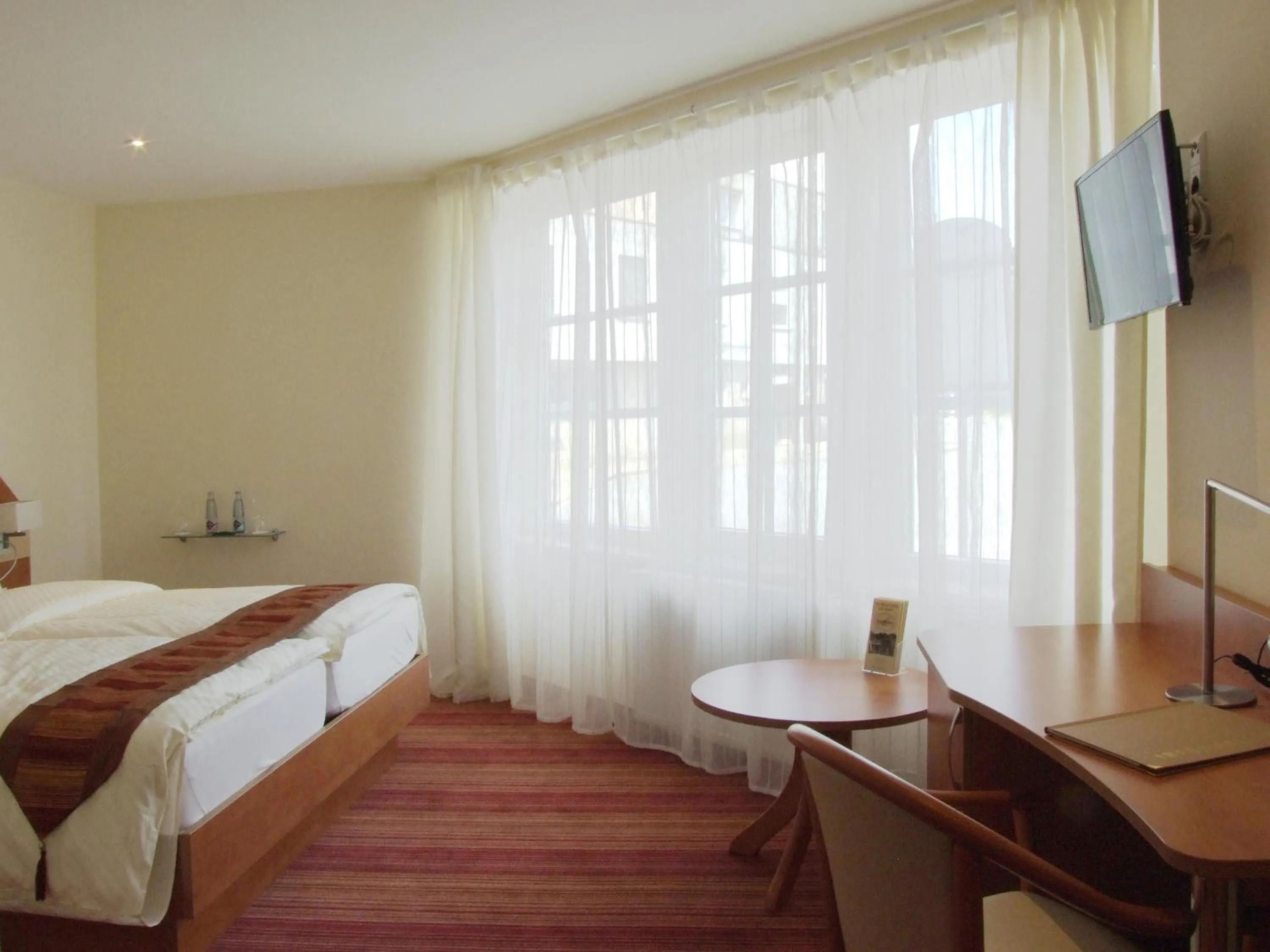 Photo of the whole room, Bed in Boutique Hotel Wolfsburg