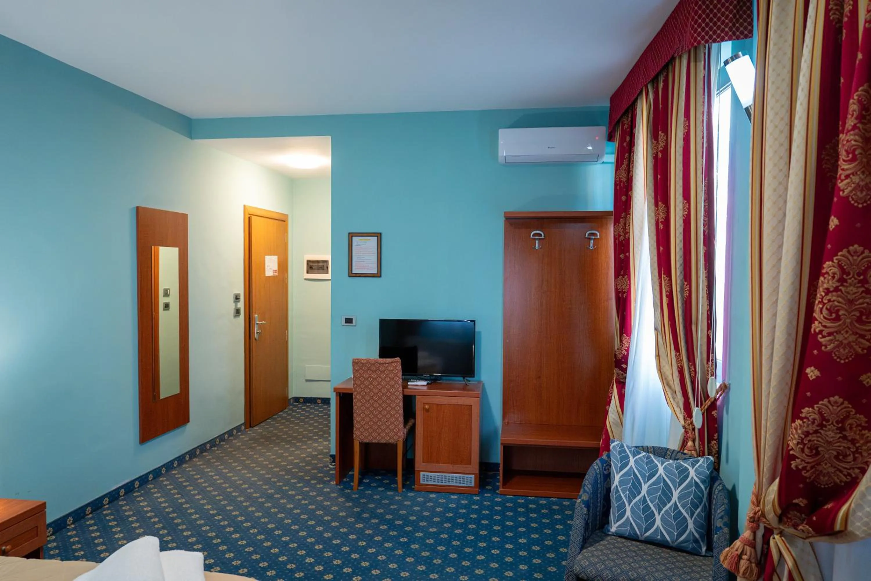 Photo of the whole room, Bed in Hotel Cavour Resort