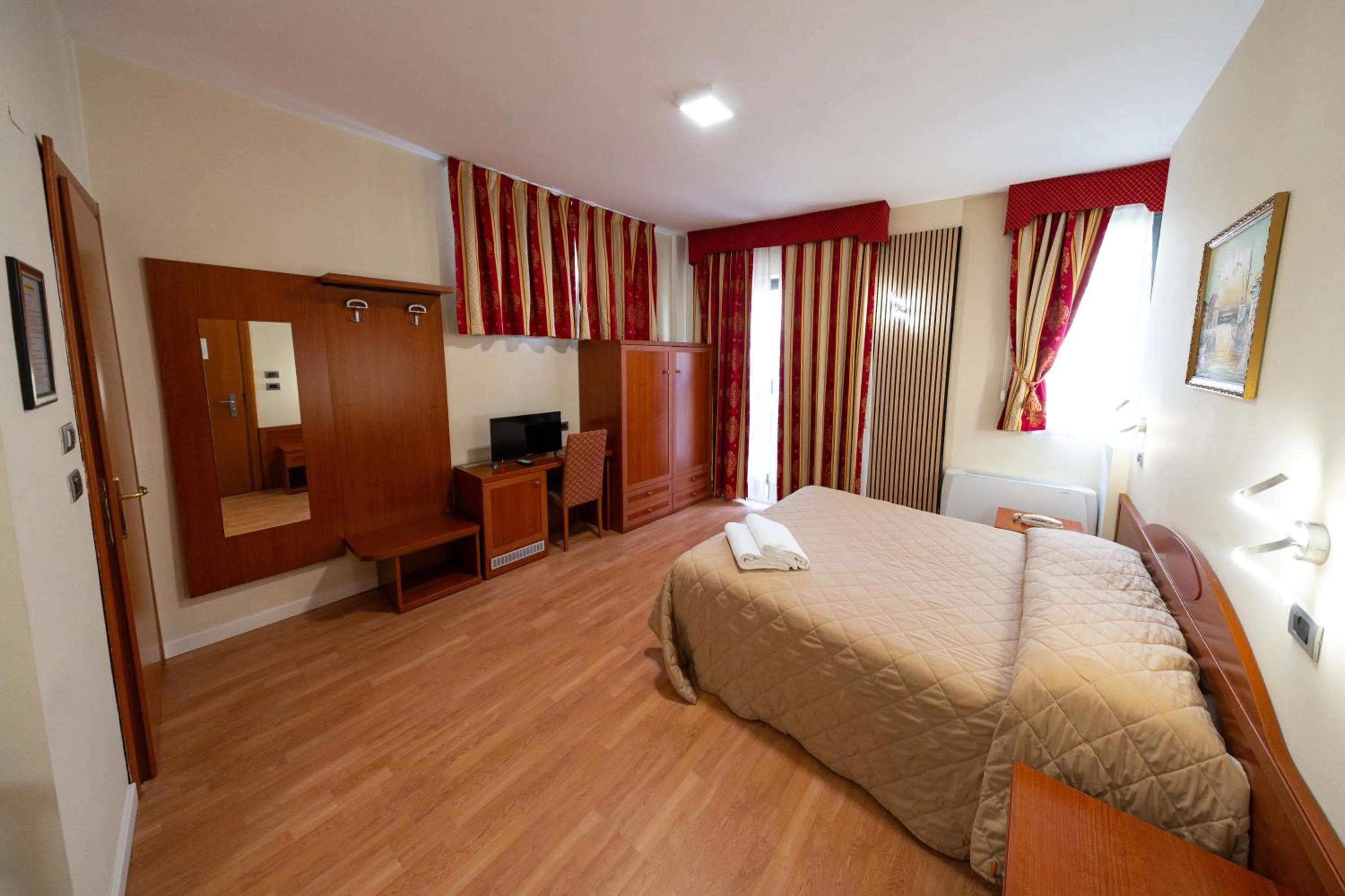 Photo of the whole room, Bed in Hotel Cavour Resort