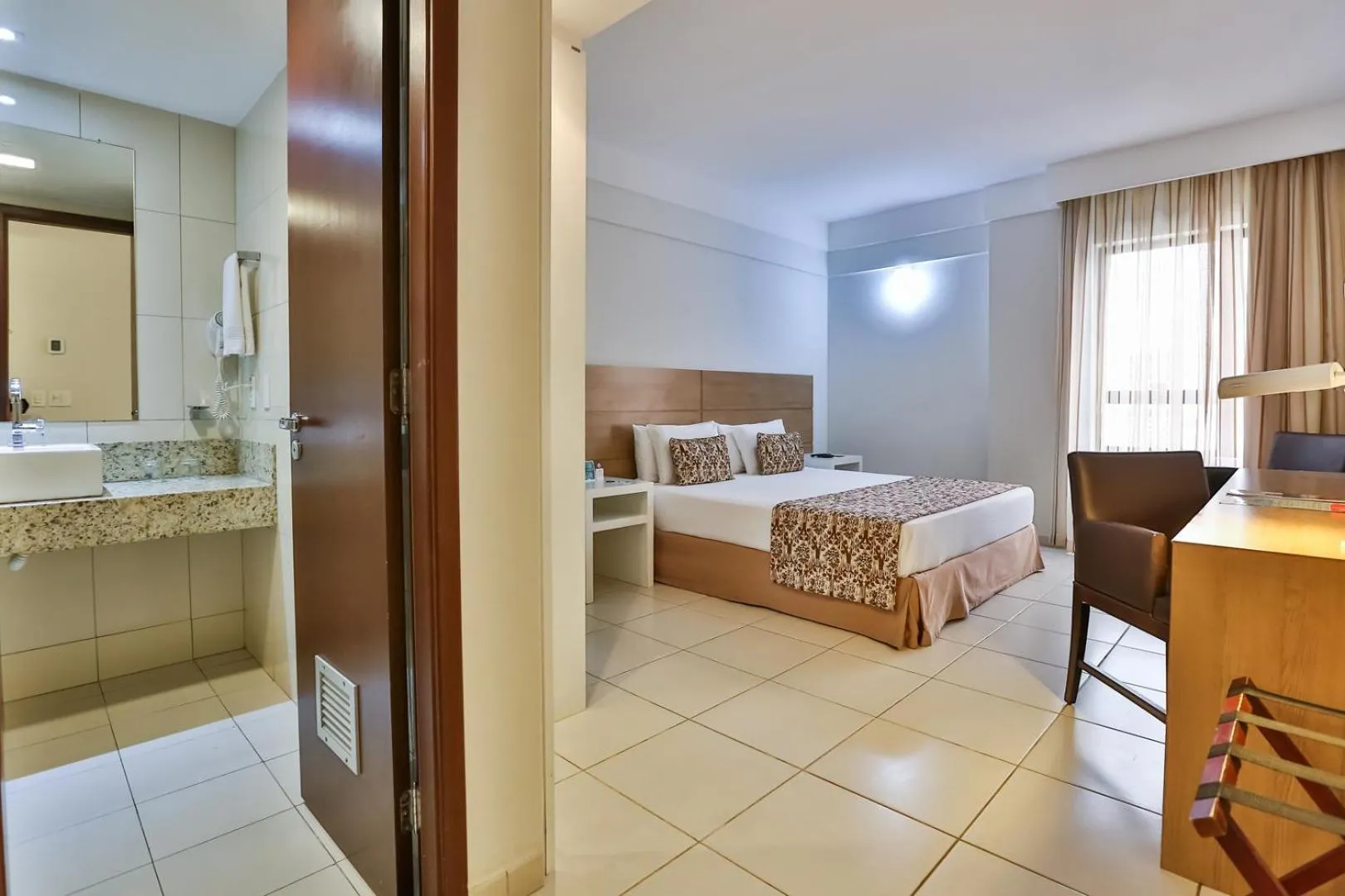 Bathroom, Bed in Quality Hotel & Suítes São Salvador