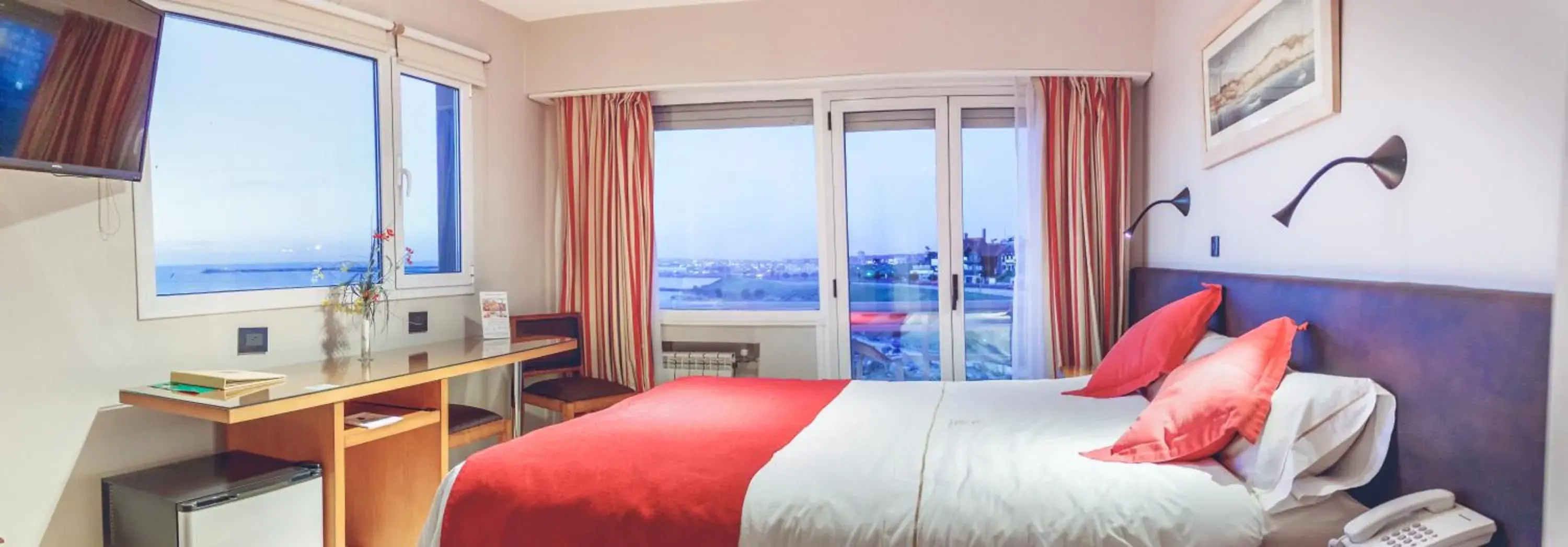 Deluxe Double or Twin Room with Sea View in Hotel Las Rocas Deluxe Double or Twin Room with Sea View in Hotel Las Rocas