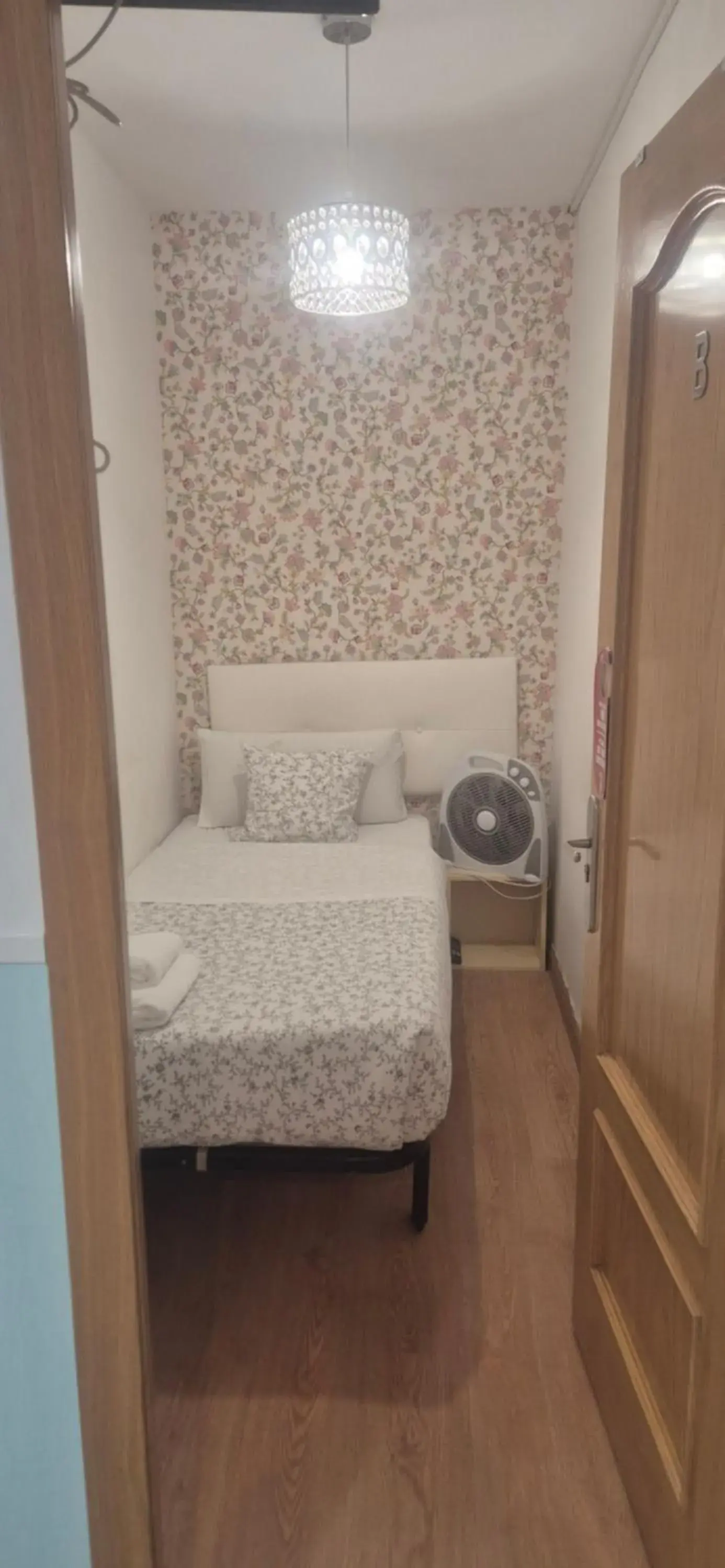 Budget Single Room with Shared Bathroom in Hostal New Life Madrid Budget Single Room with Shared Bathroom in Hostal New Life Madrid
