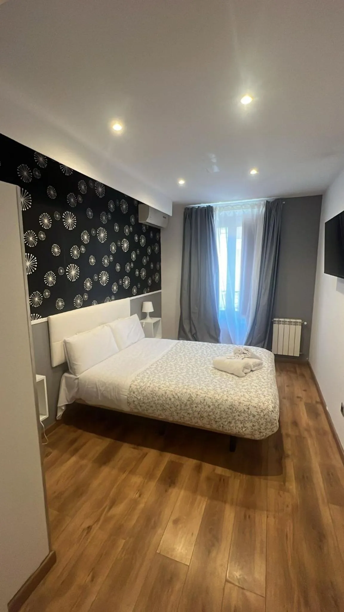 TV and multimedia, Bed in Hostal New Life Madrid
