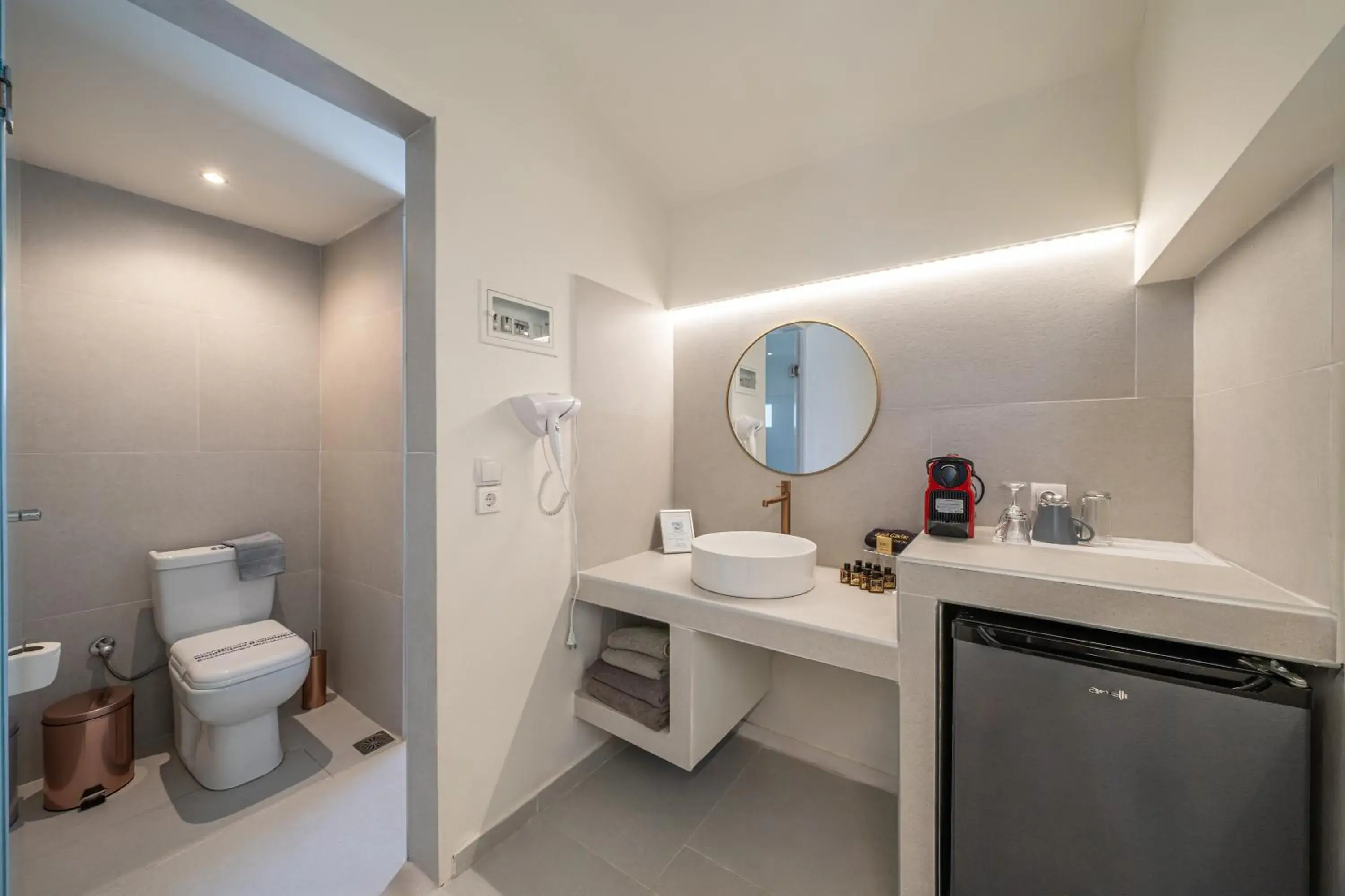 Studio with Pool View in The "L" Suites & Apartments Studio with Pool View in The "L" Suites & Apartments