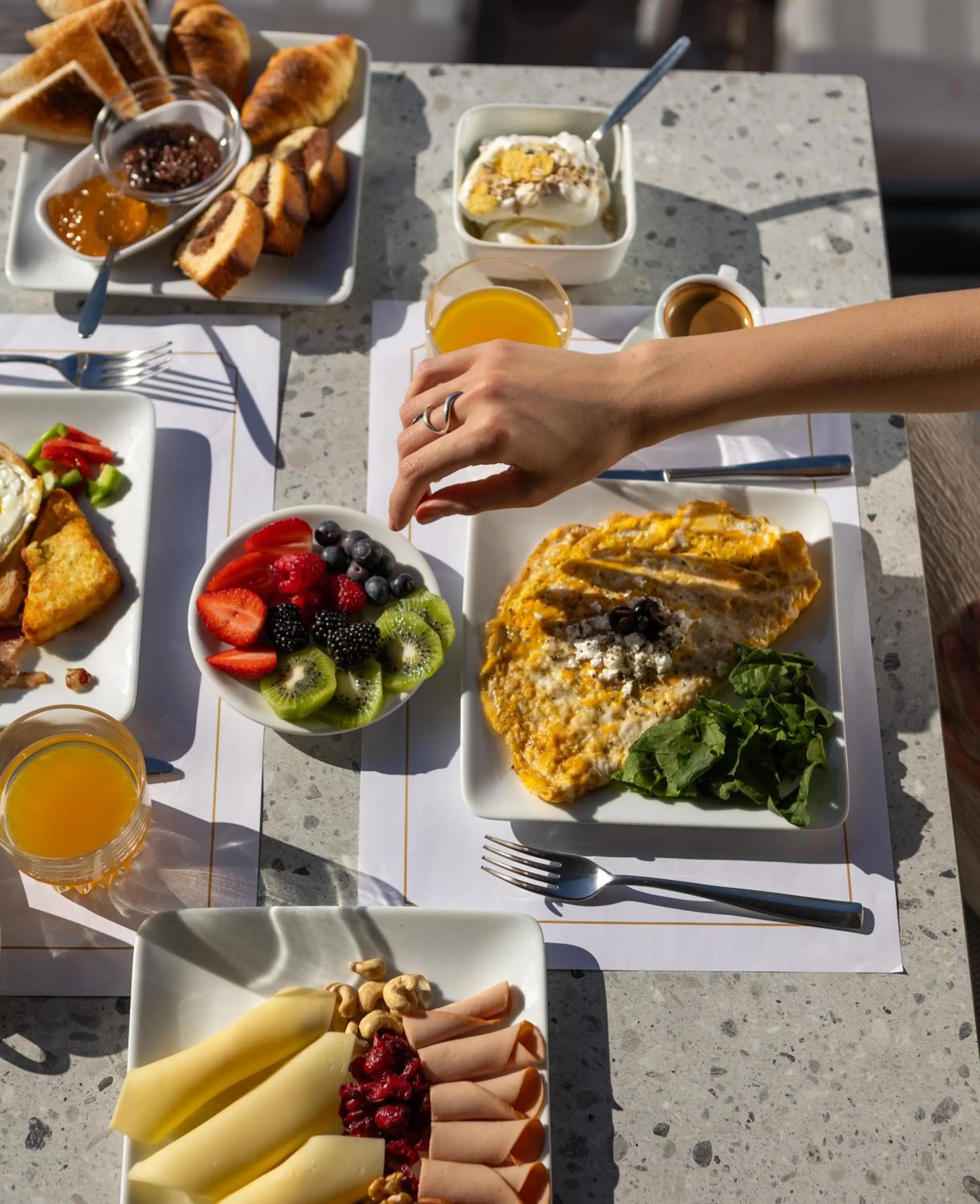 Breakfast in The "L" Suites & Apartments