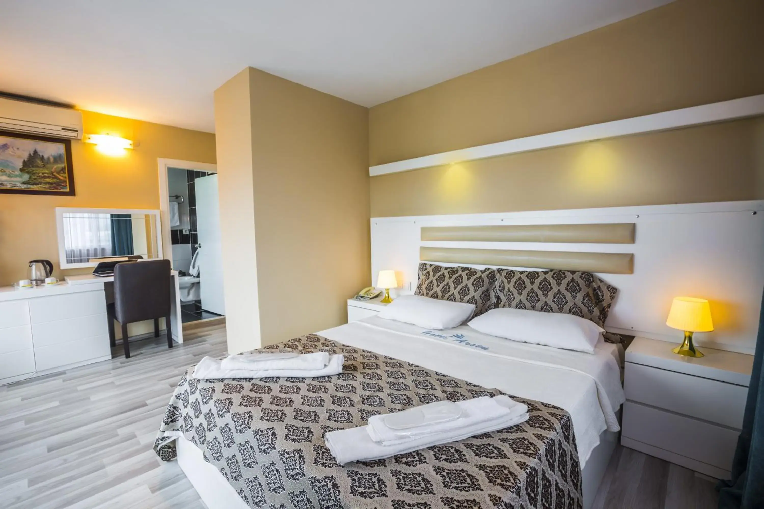 Budget Single Room in Arsen Hotel Budget Single Room in Arsen Hotel