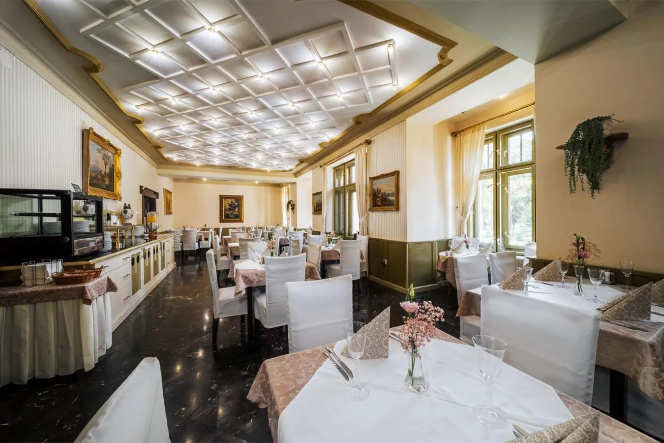 Restaurant/places to eat in Hotel Most Slávy