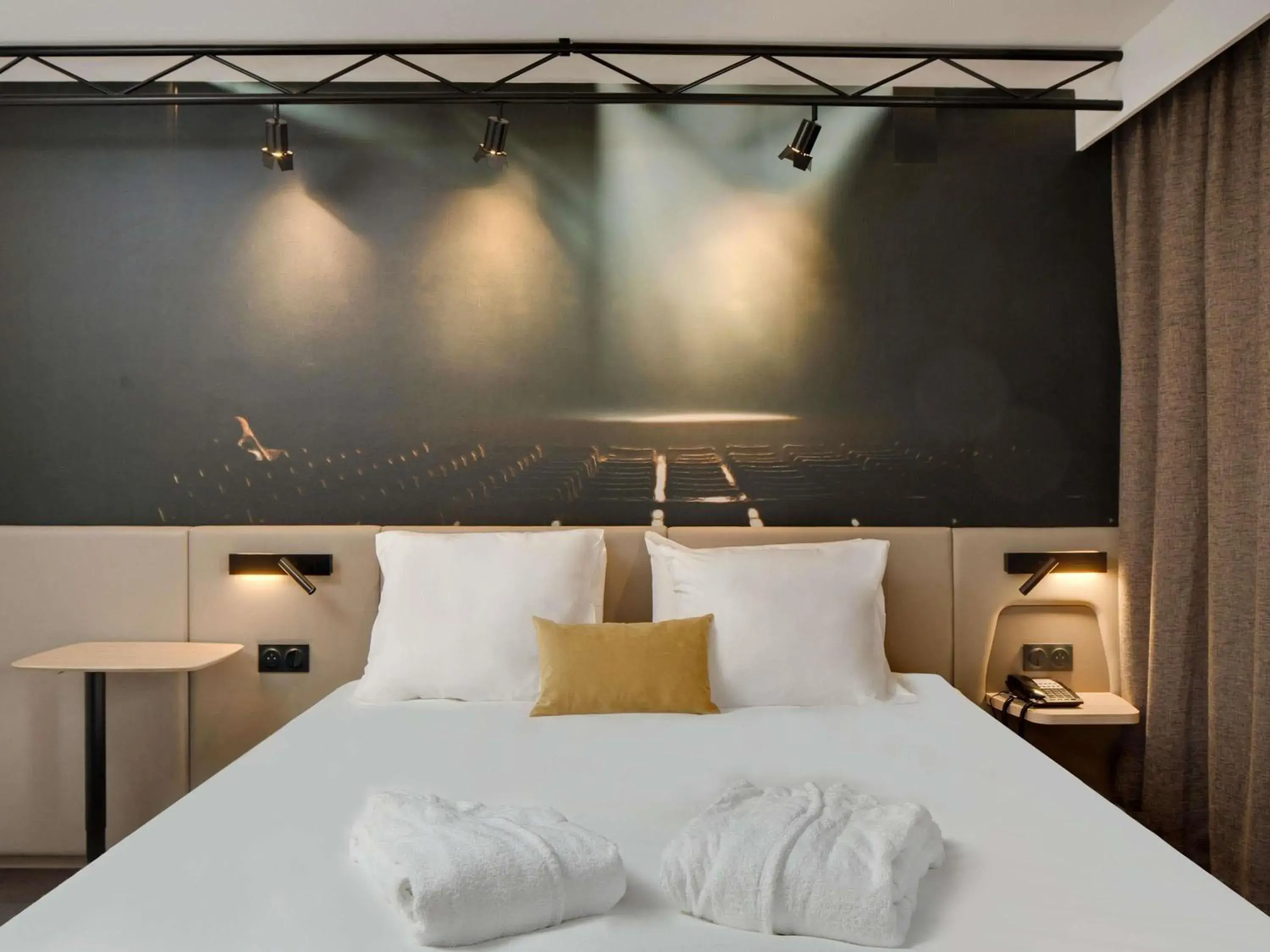 Bedroom, Bed in Mercure Montpellier Centre Comédie Bedroom, Bed in Mercure Montpellier Centre Comédie