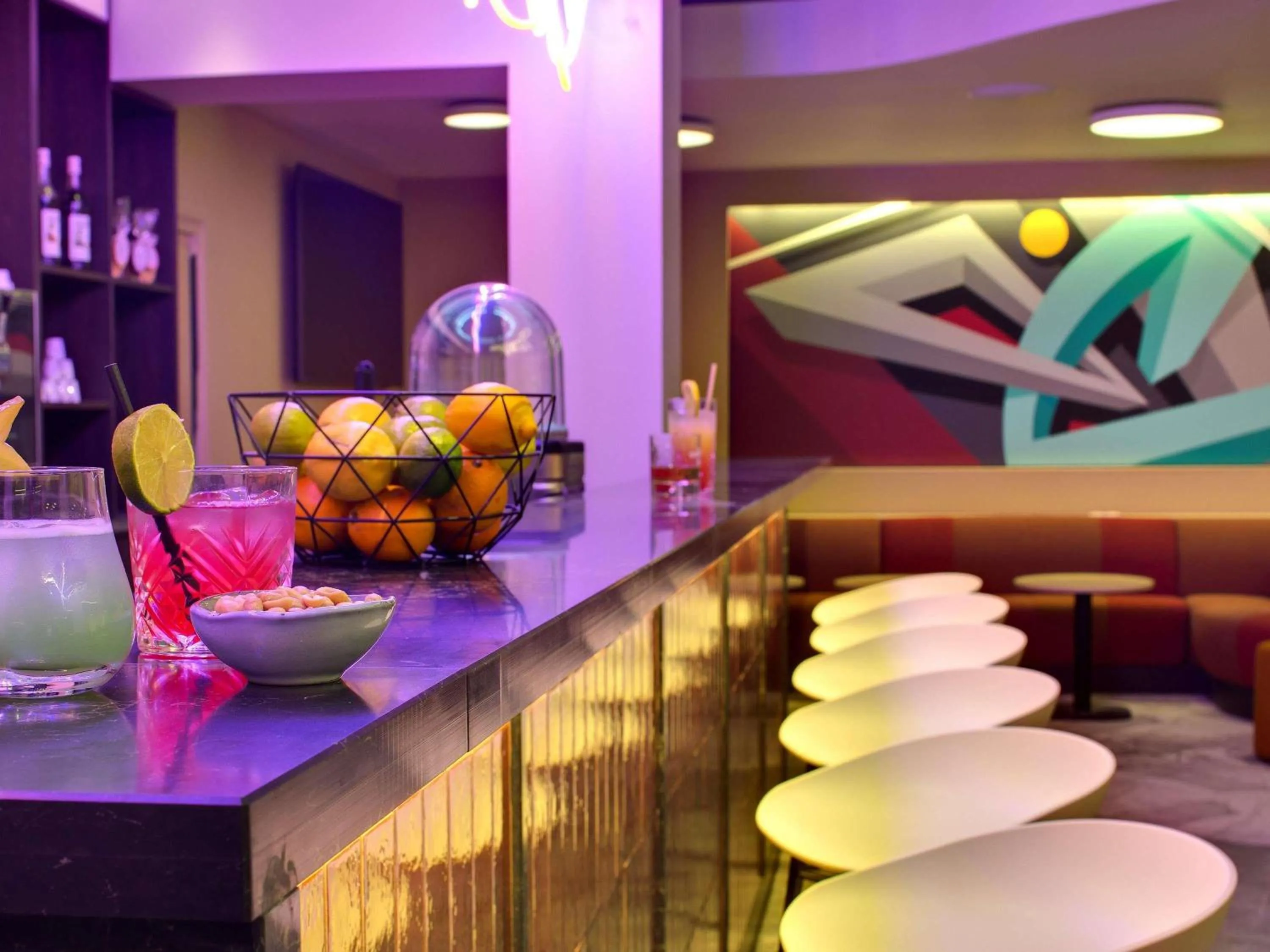 Lounge or bar in Mercure Montpellier Centre Comédie