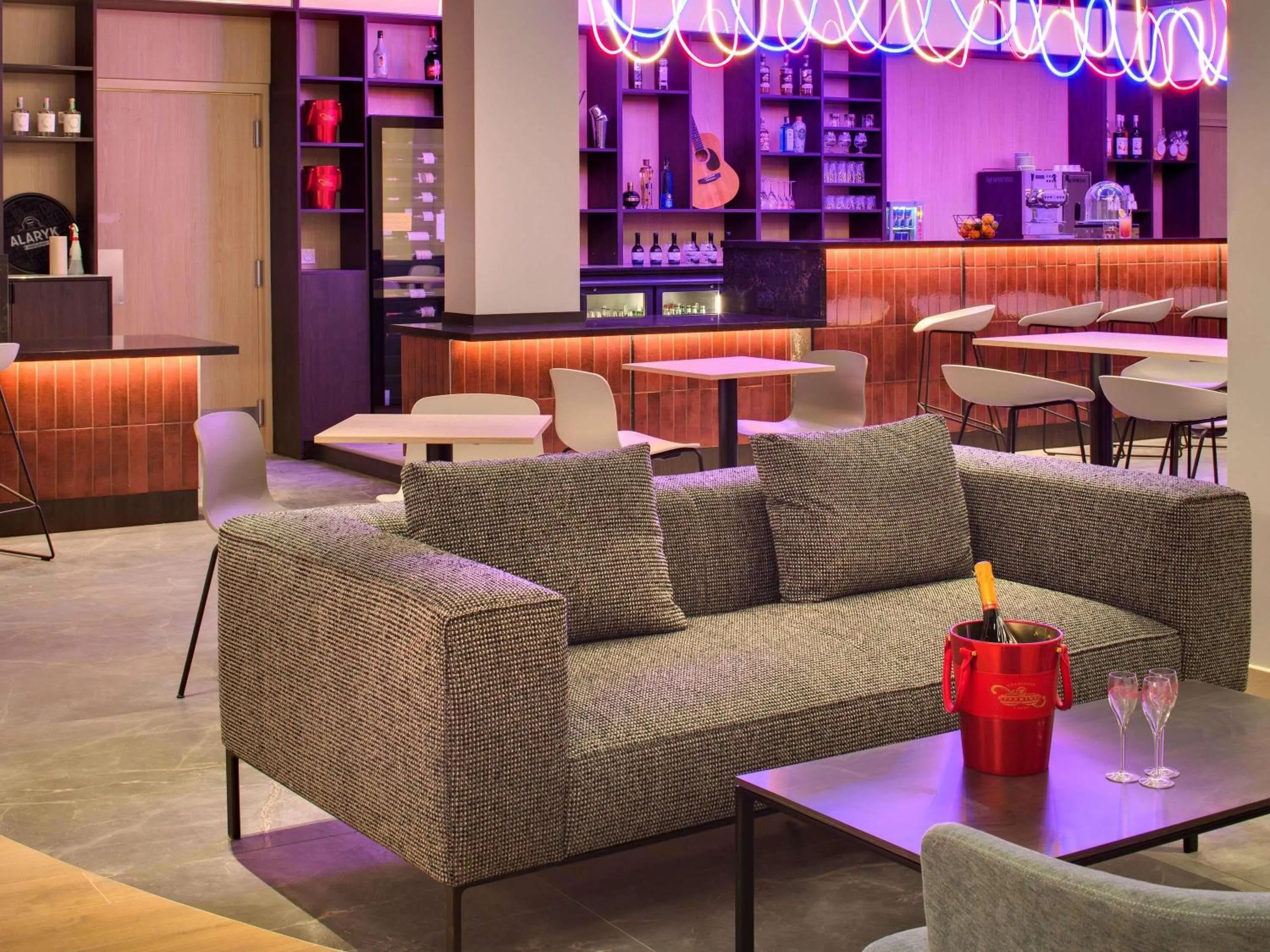 Lounge or bar in Mercure Montpellier Centre Comédie