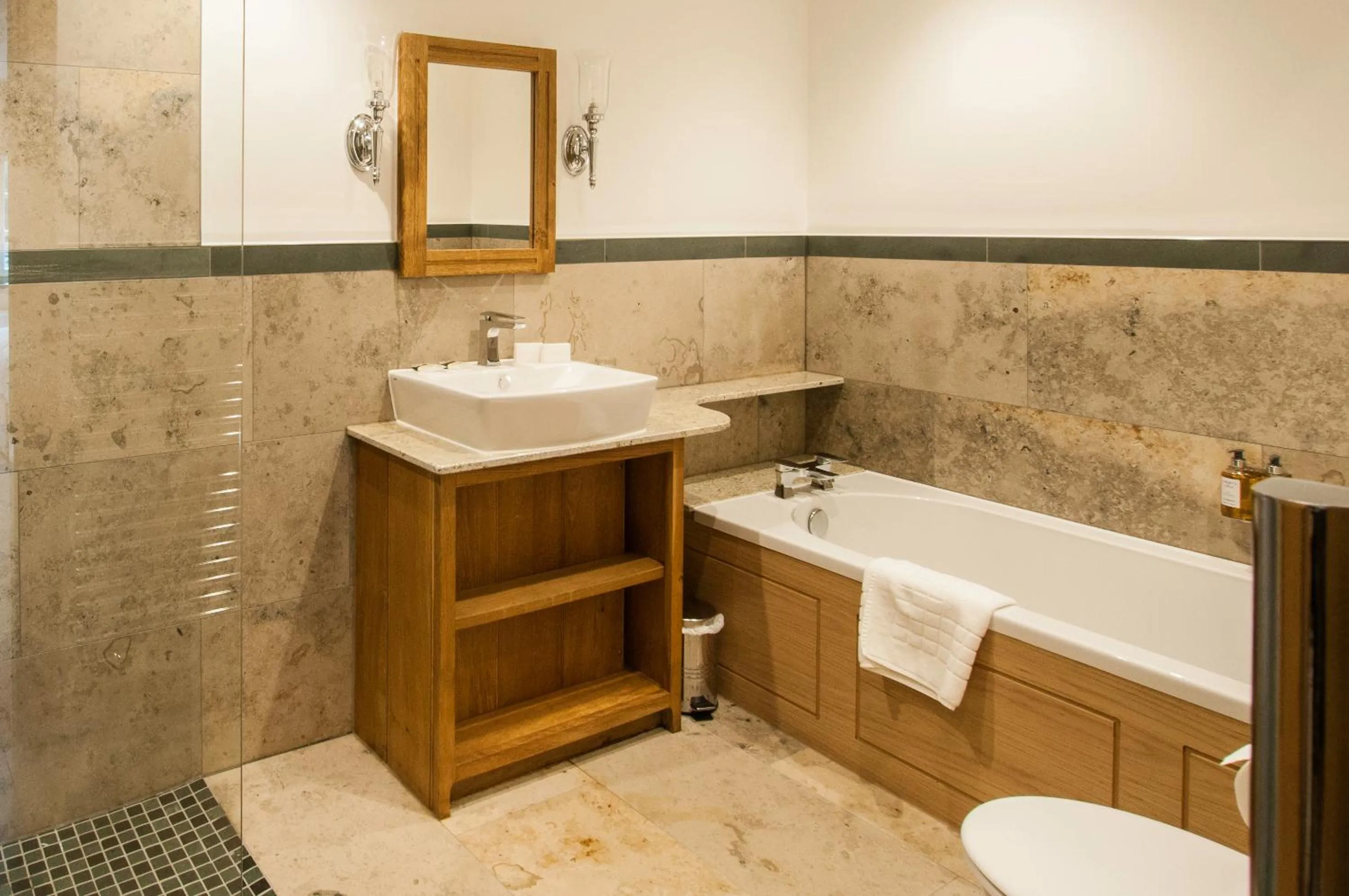 Bathroom in The Fleece Inn