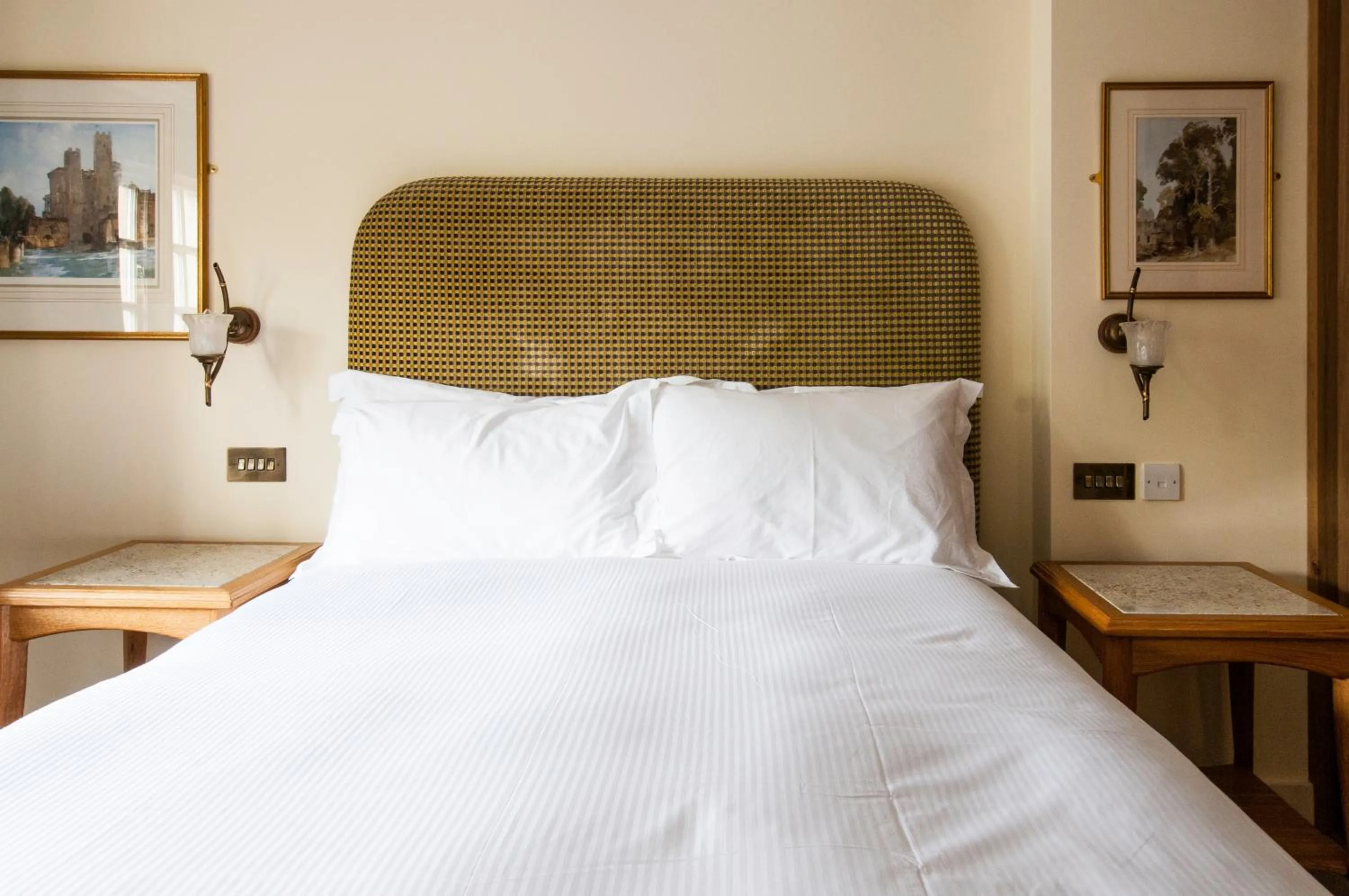 Bed in The Fleece Inn