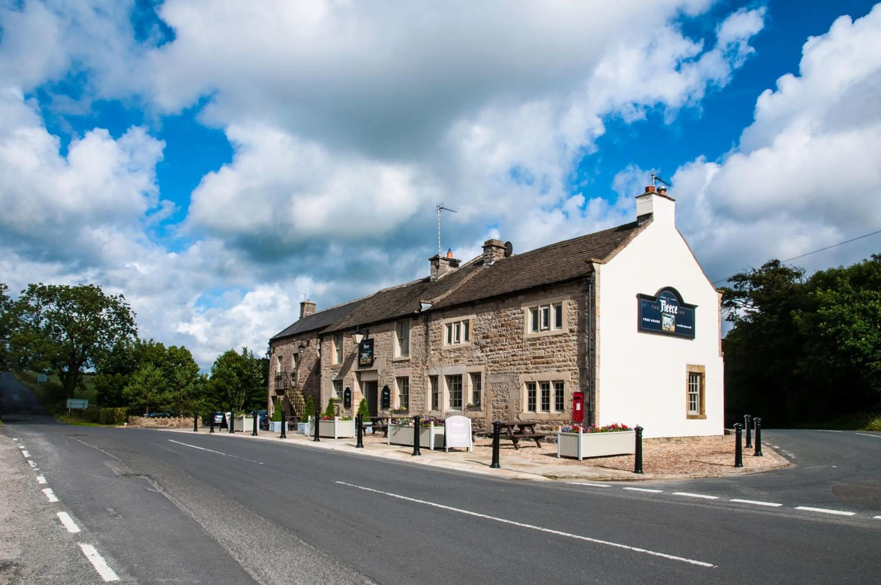 Facade/entrance in The Fleece Inn