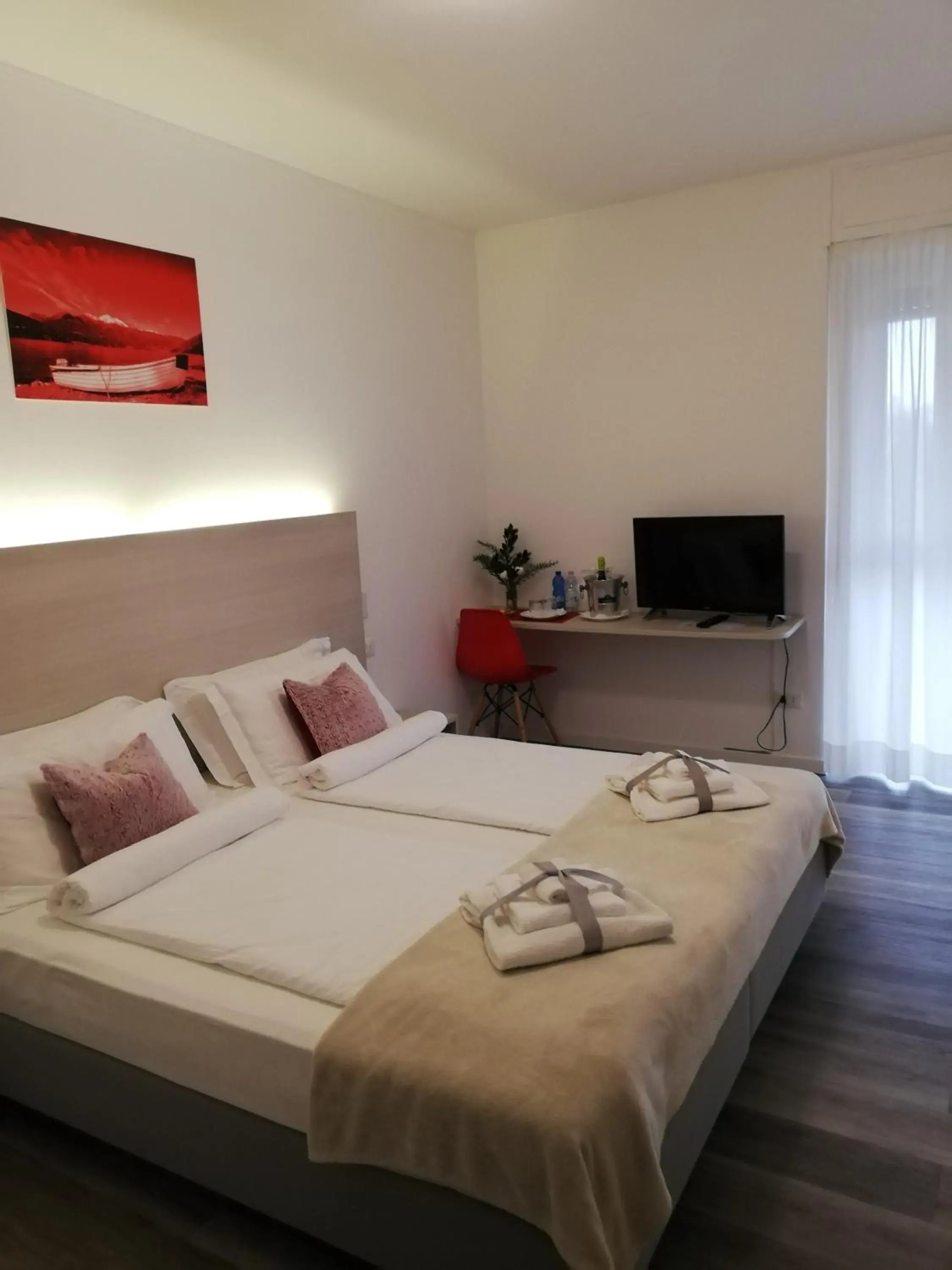 Bedroom, Bed in Hotel Internazionale Luino Bedroom, Bed in Hotel Internazionale Luino