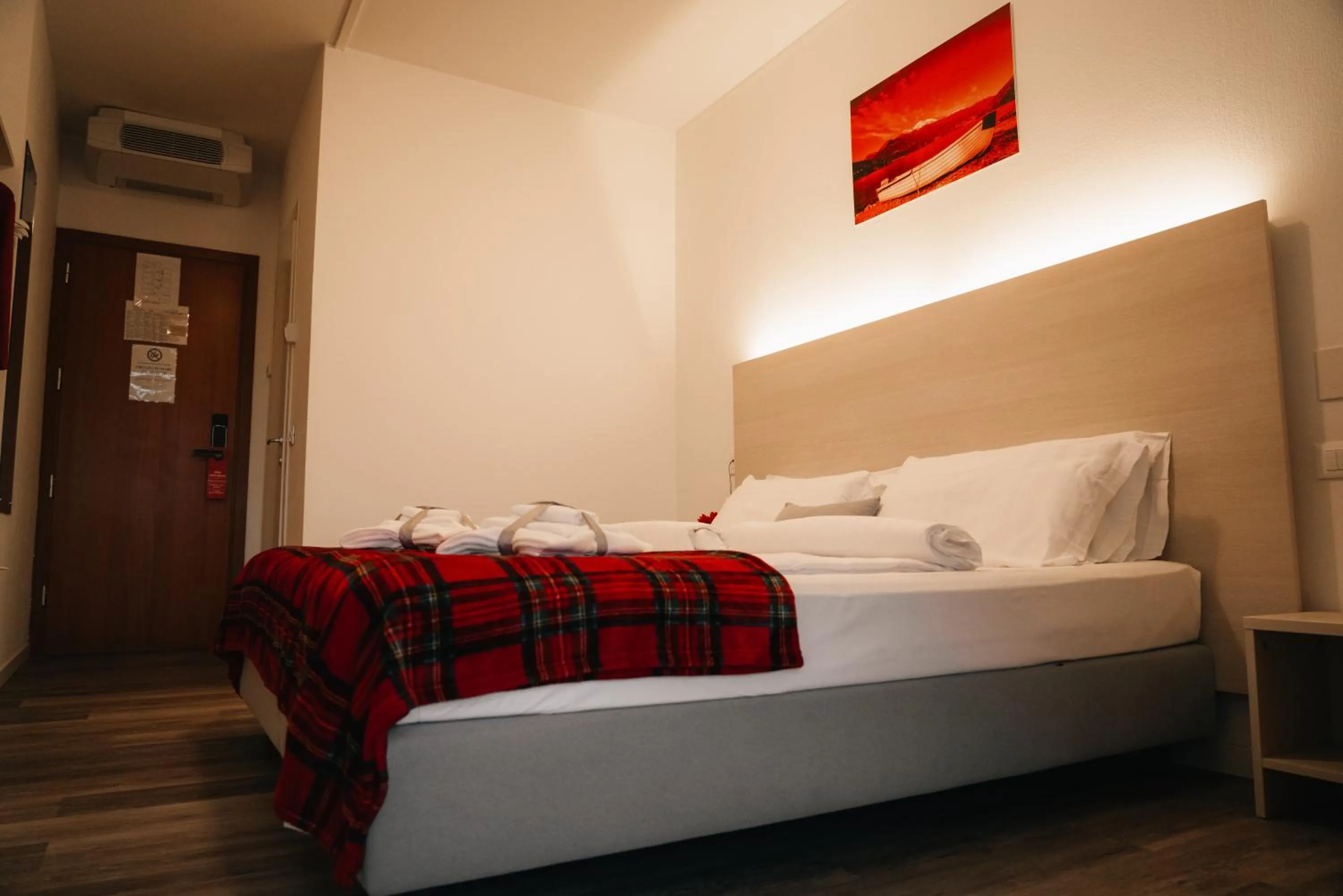 Photo of the whole room, Bed in Hotel Internazionale Luino