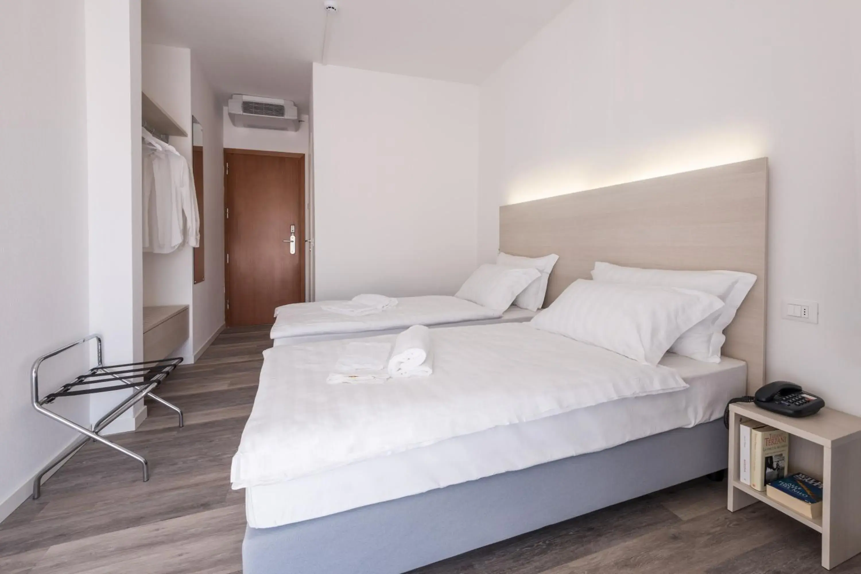 Bedroom, Bed in Hotel Internazionale Luino Bedroom, Bed in Hotel Internazionale Luino