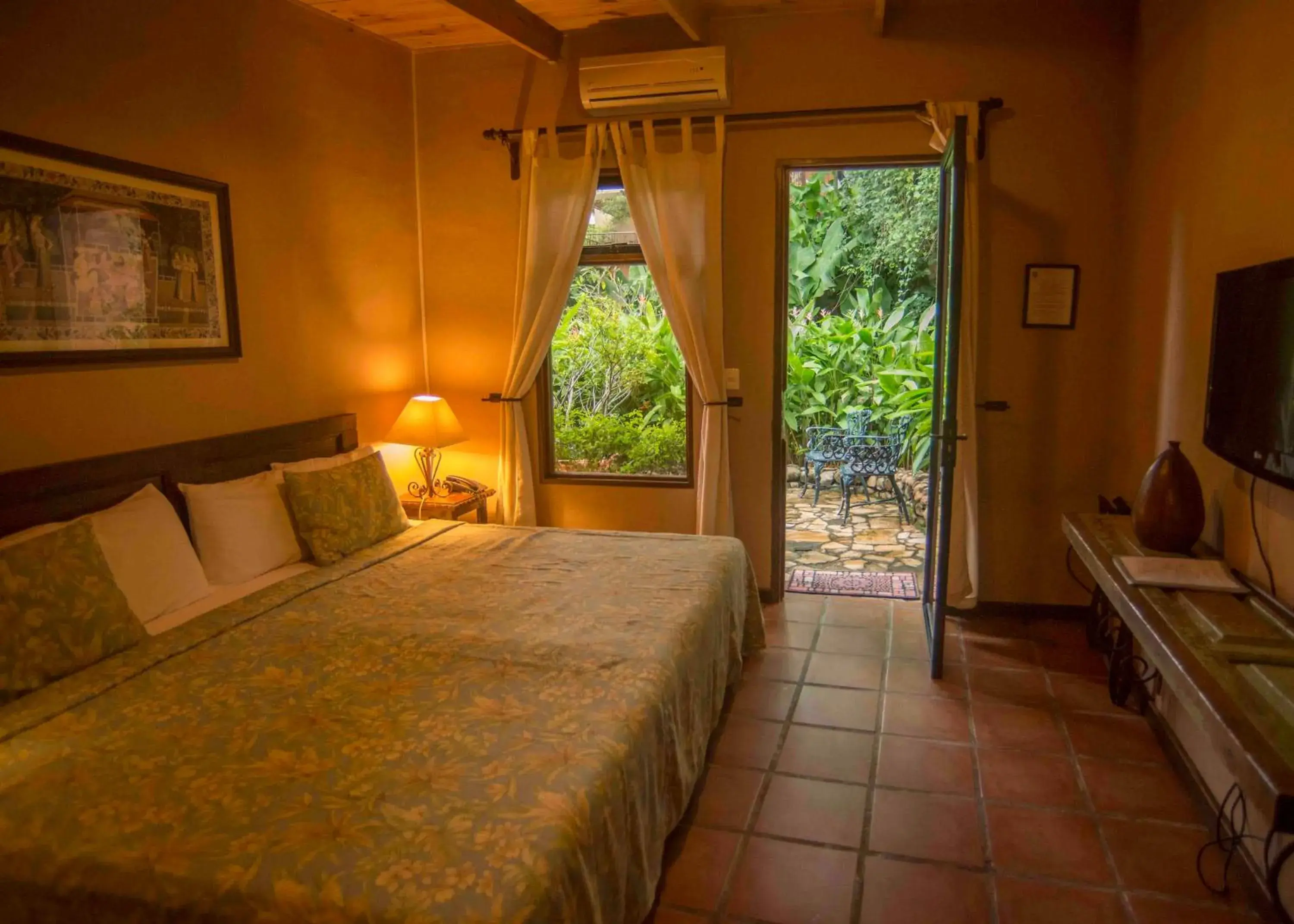 King Room in Los Almendros de San Lorenzo King Room in Los Almendros de San Lorenzo