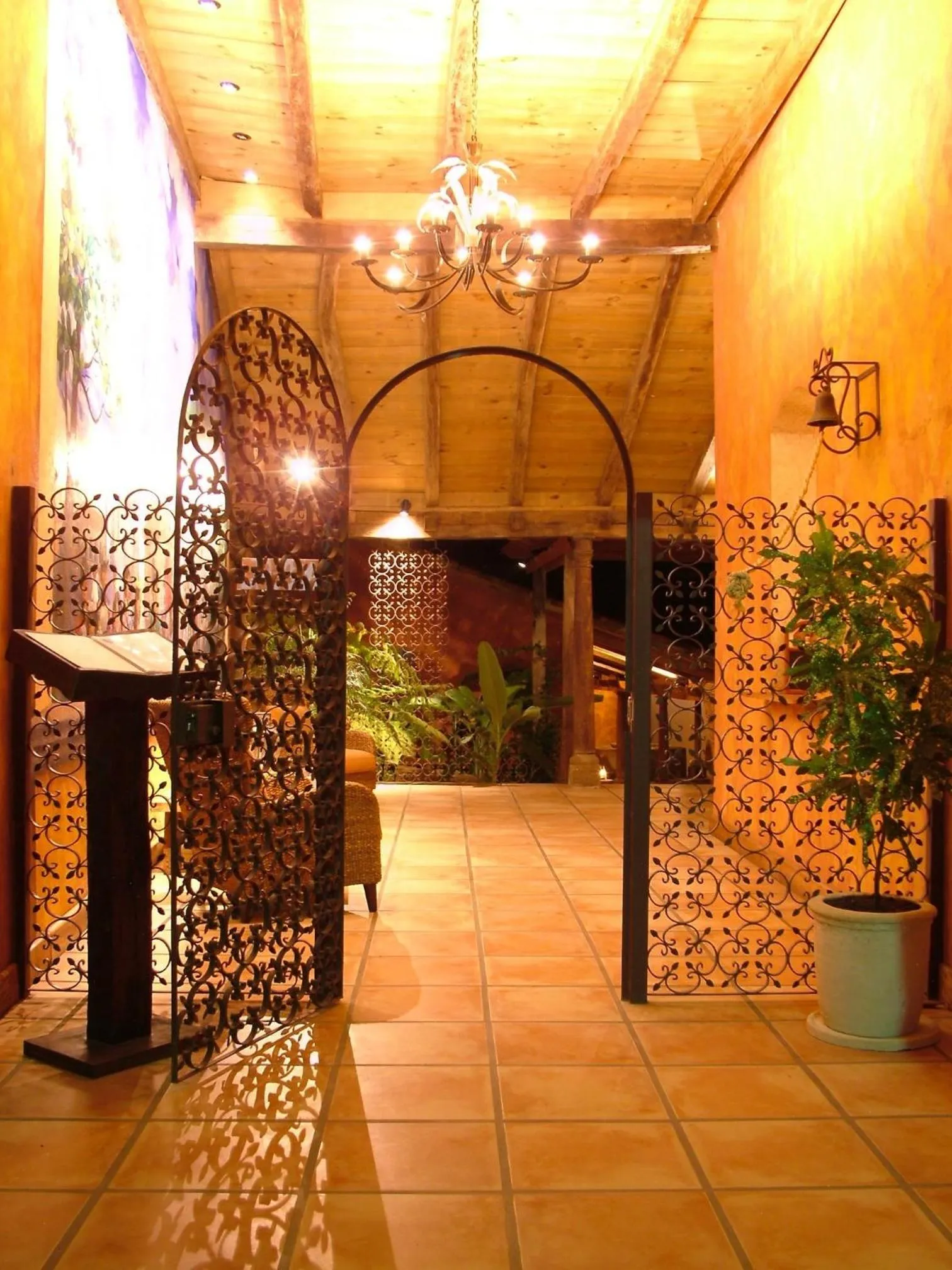 Decorative detail in Los Almendros de San Lorenzo