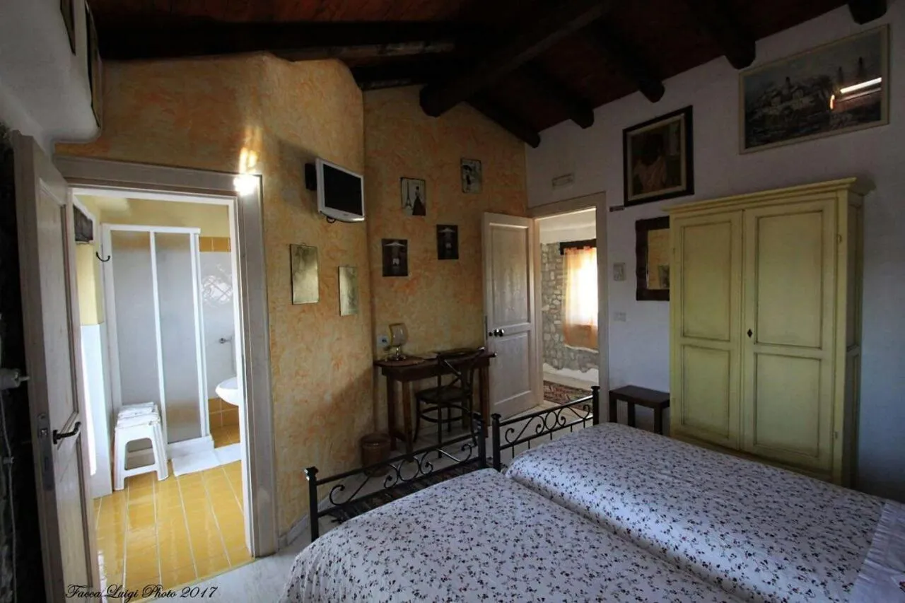 Photo of the whole room, Bed in Albergo Julienne