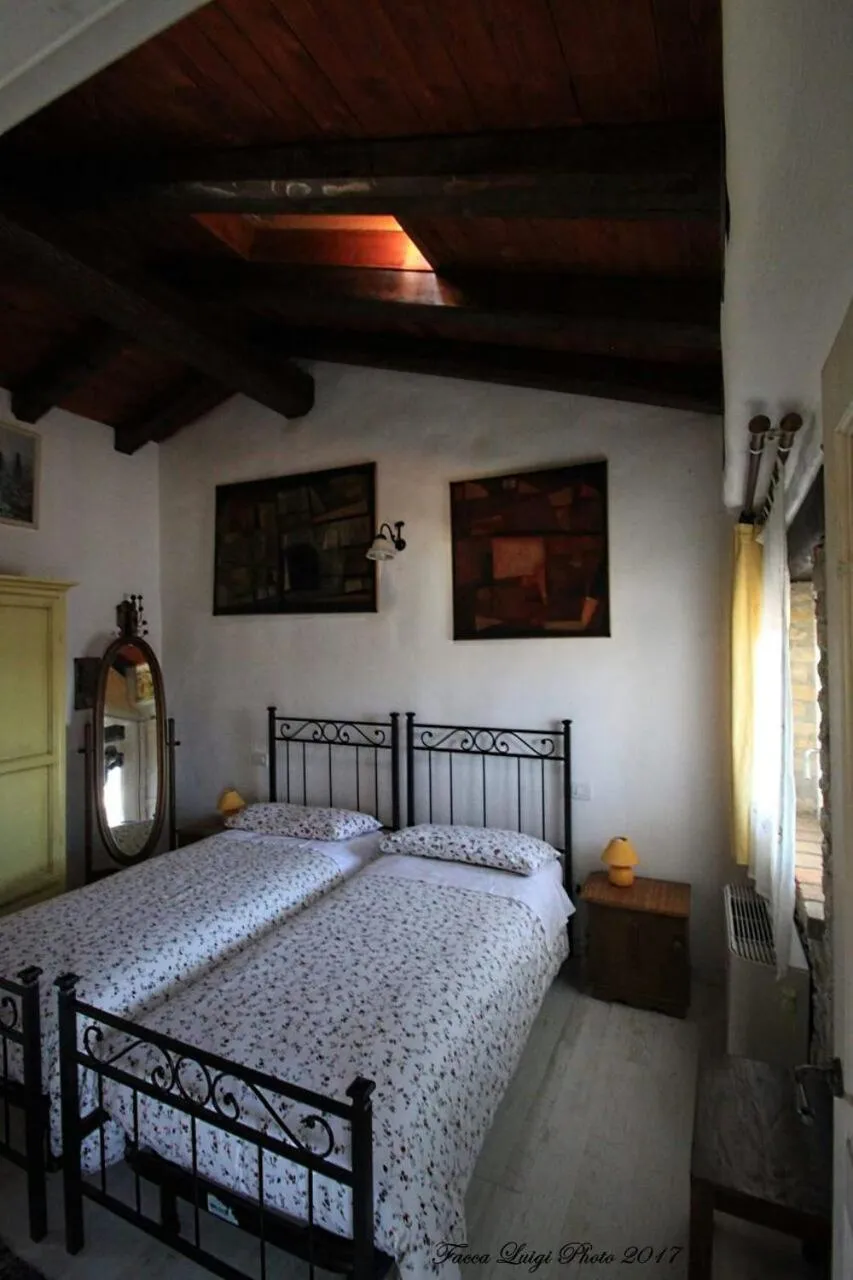 Photo of the whole room, Bed in Albergo Julienne