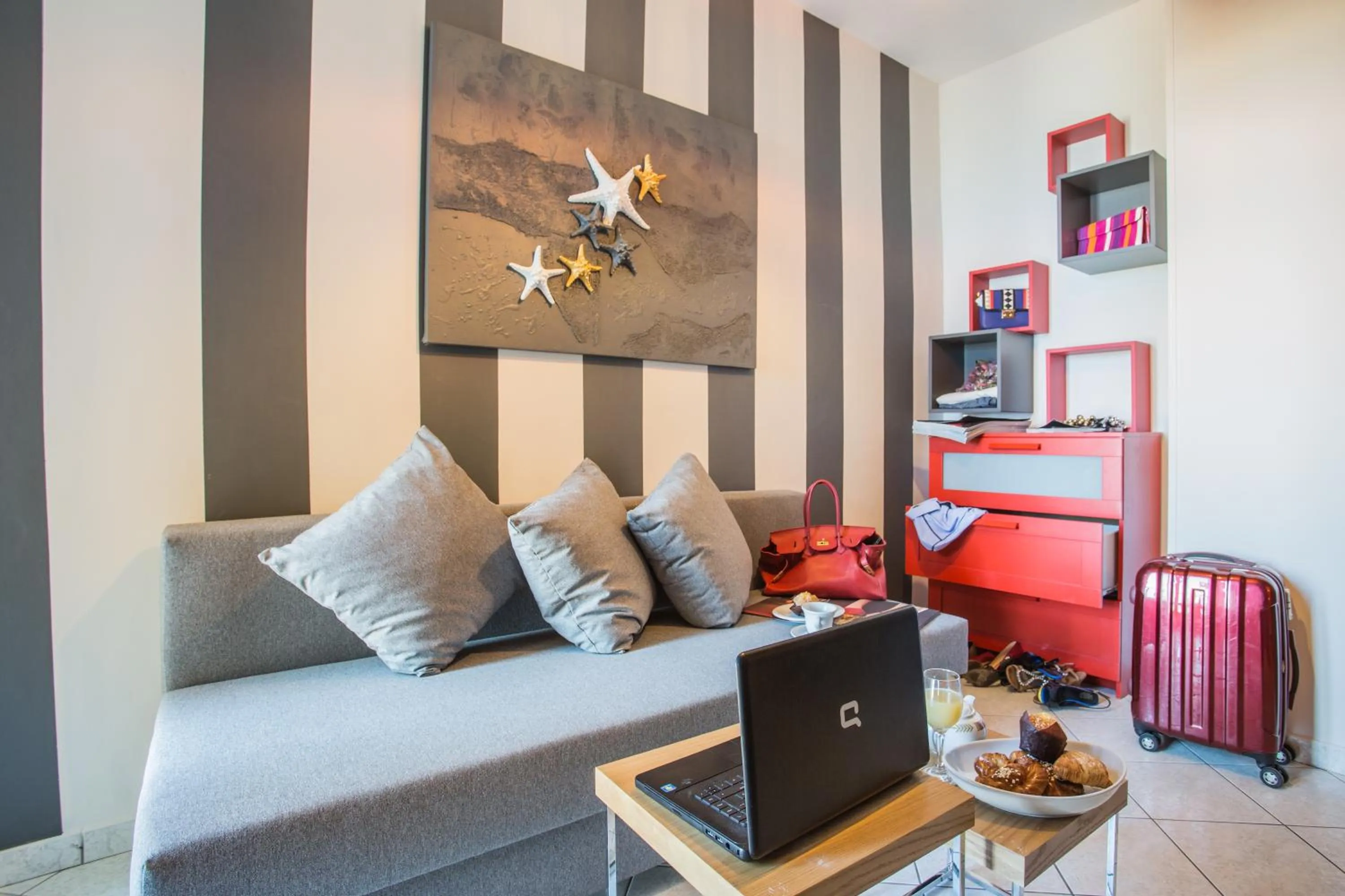 Living room, Bed in Hotel Thea