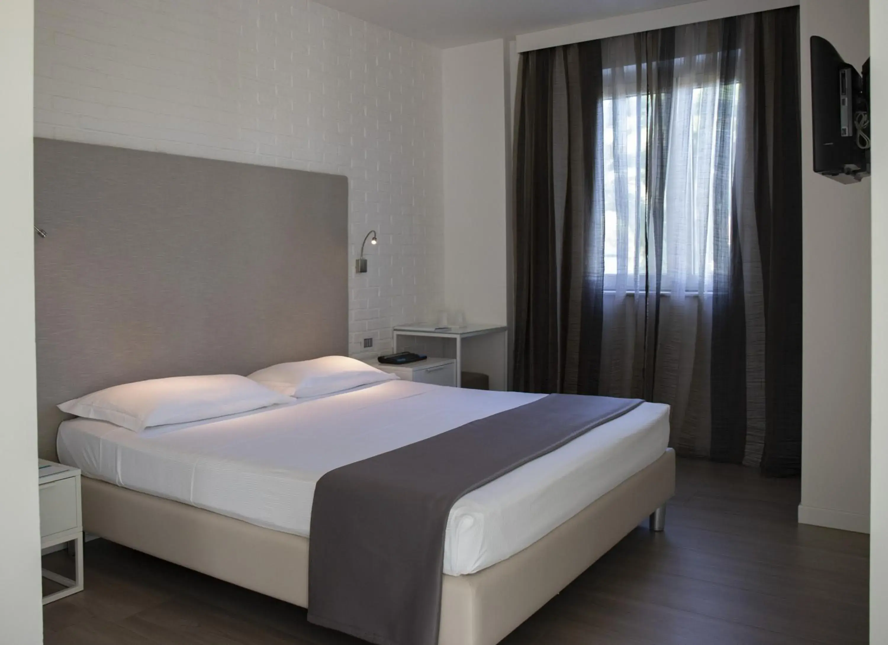 Standard Double Room with Hill View - single occupancy in Smeraldo Suites & Spa Standard Double Room with Hill View - single occupancy in Smeraldo Suites & Spa