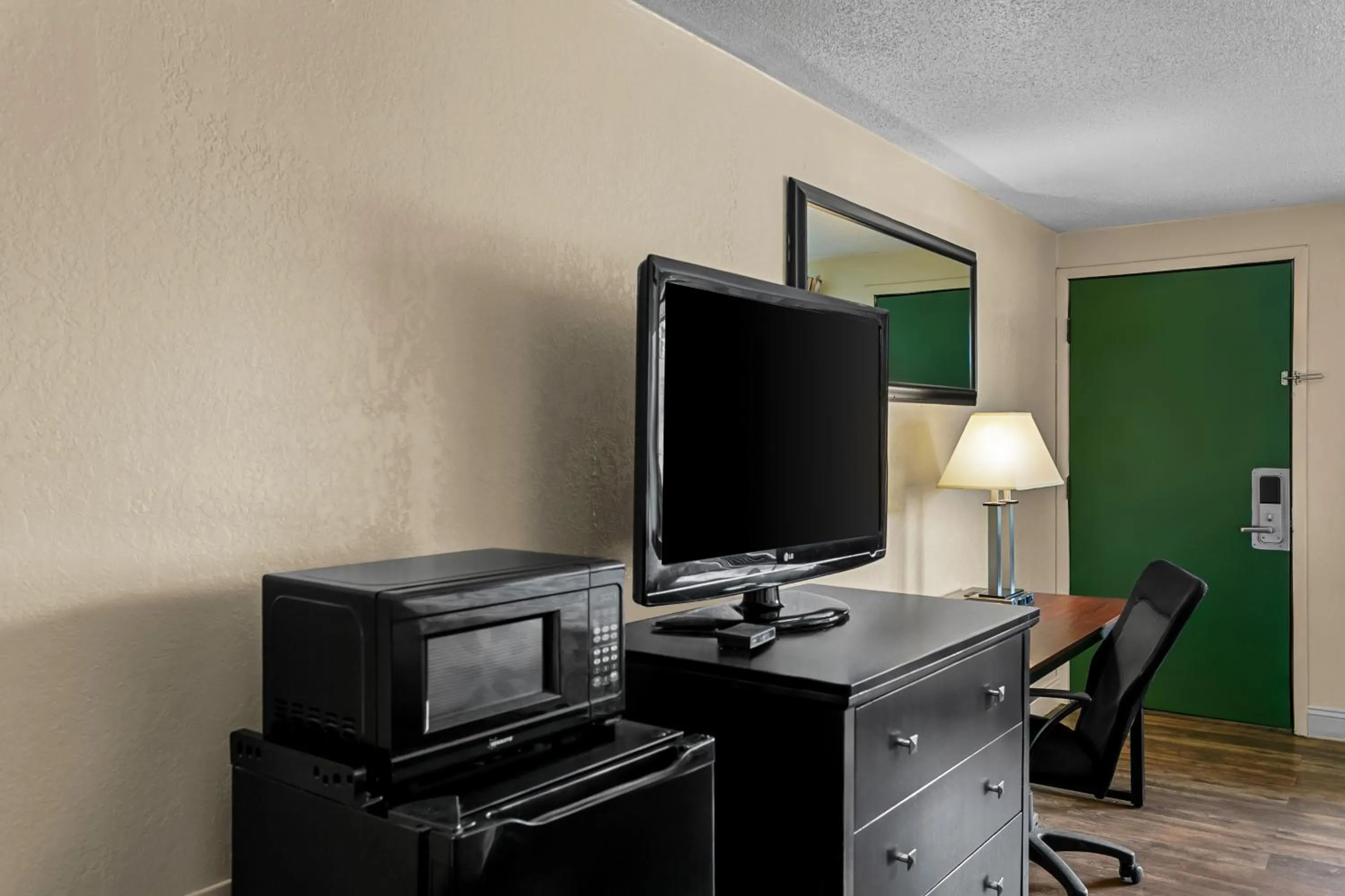 TV and multimedia in Americas Best Value Inn Martinsburg