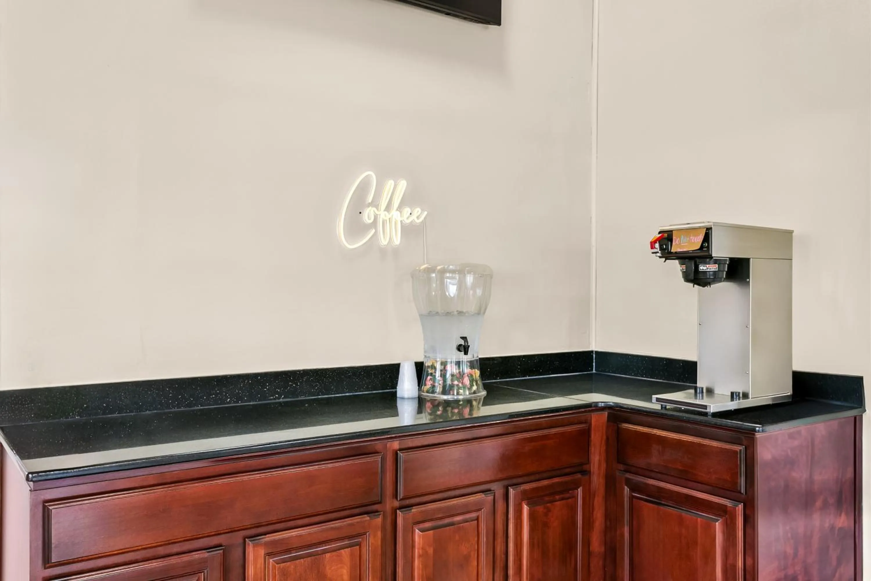 Coffee/tea facilities in Americas Best Value Inn Martinsburg