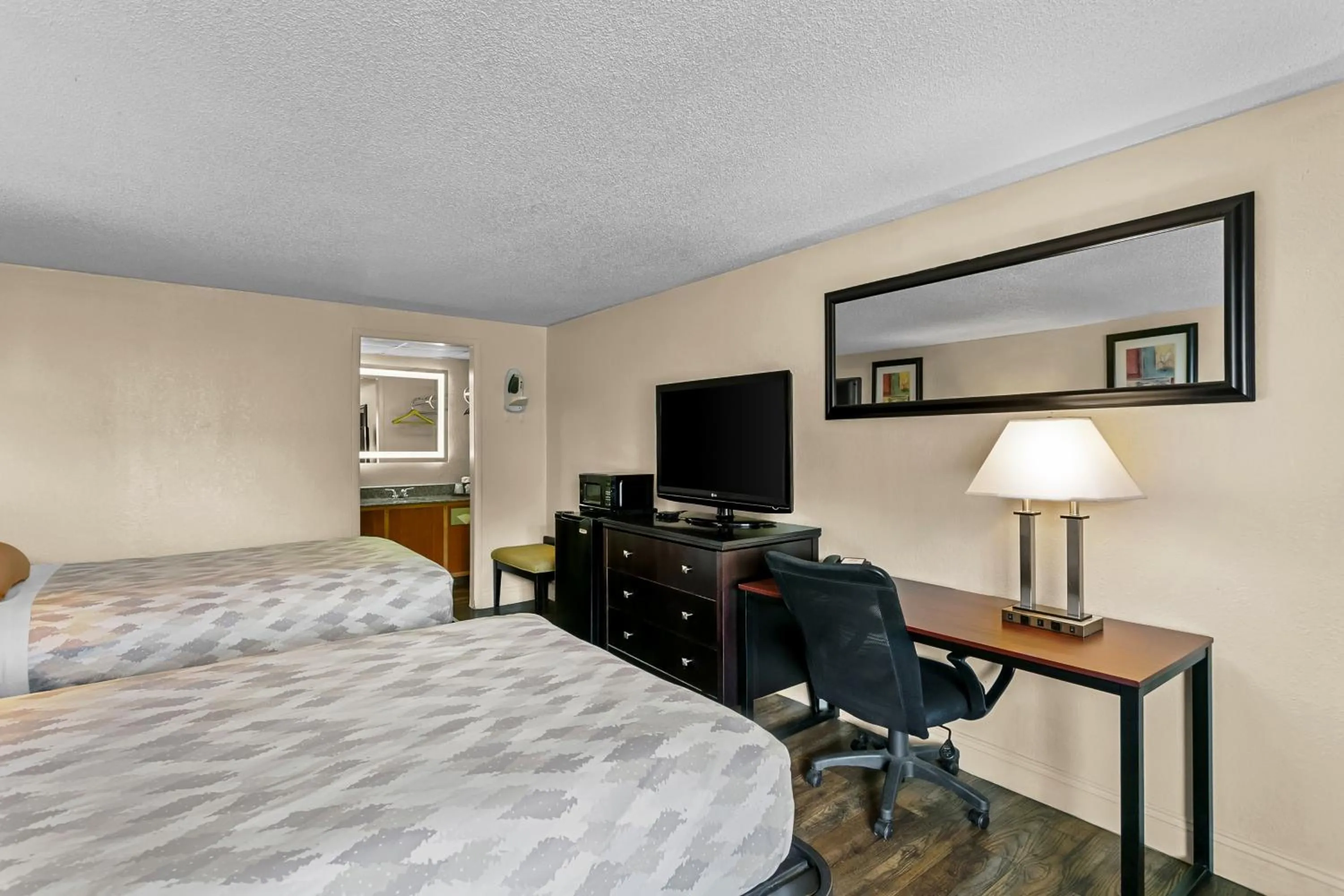 TV and multimedia, Bed in Americas Best Value Inn Martinsburg