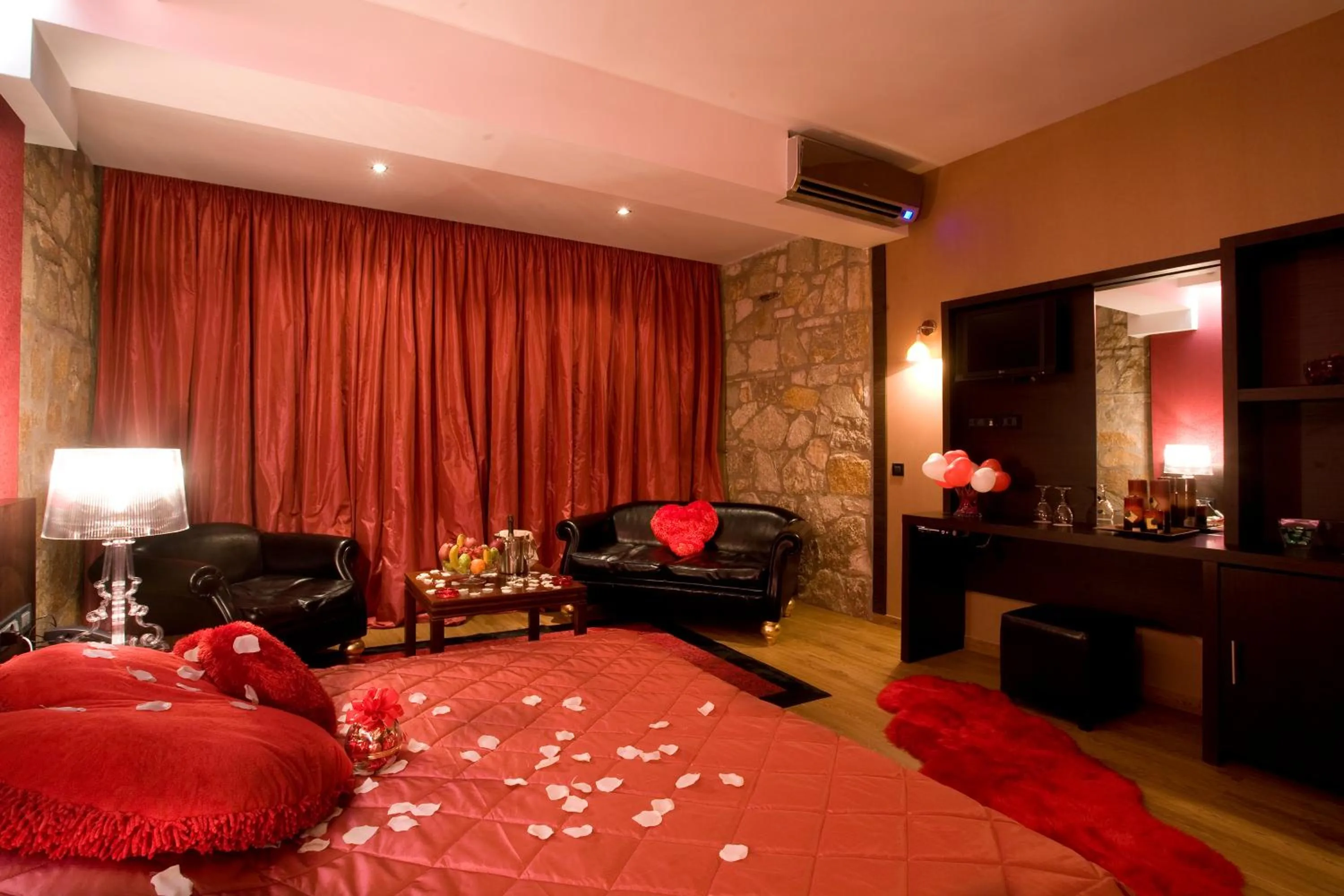 TV and multimedia, Bed in Hotel Cezaria