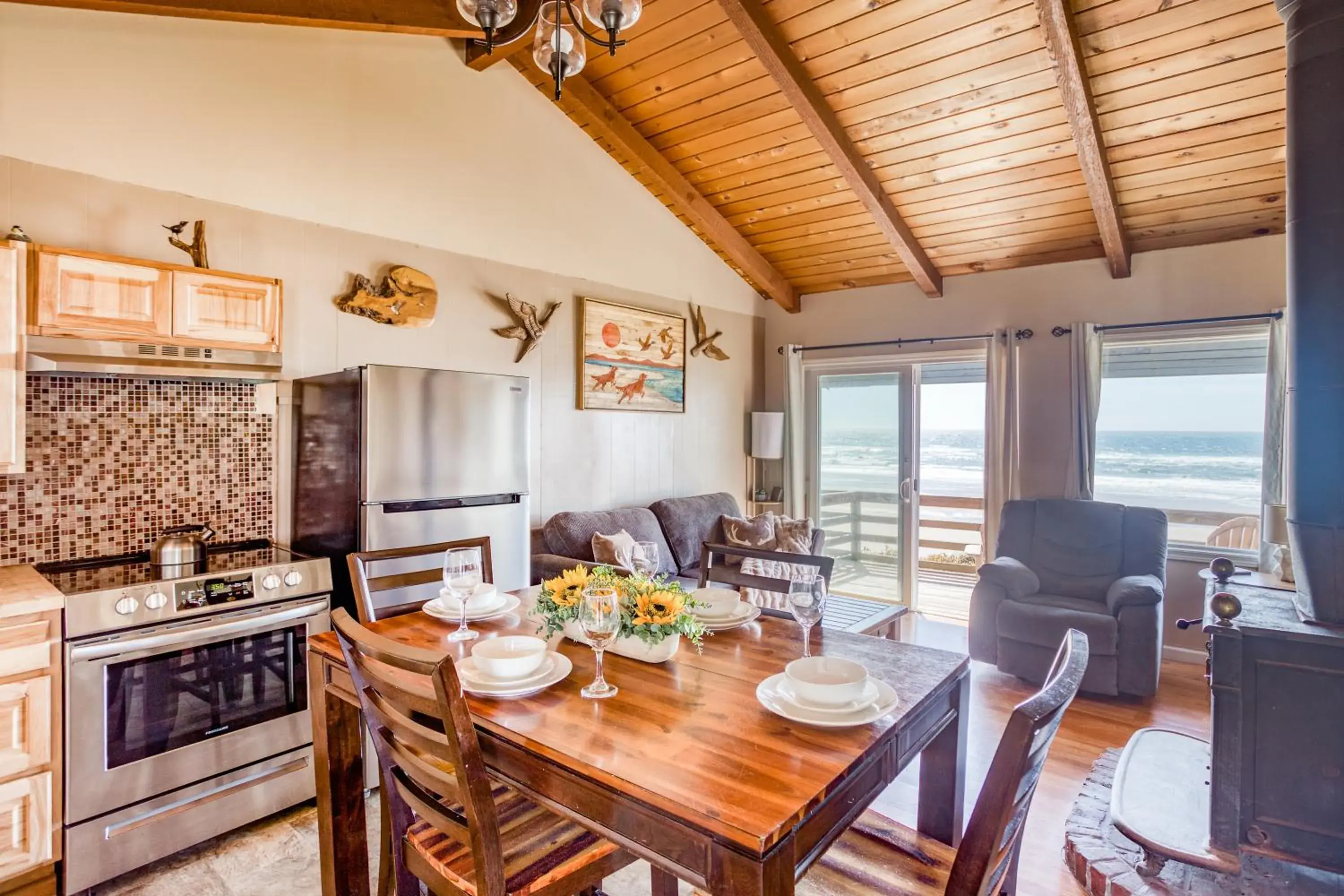 Hunting Lodge - King Suite with Kitchen in Moolack Shores Inn Hunting Lodge - King Suite with Kitchen in Moolack Shores Inn