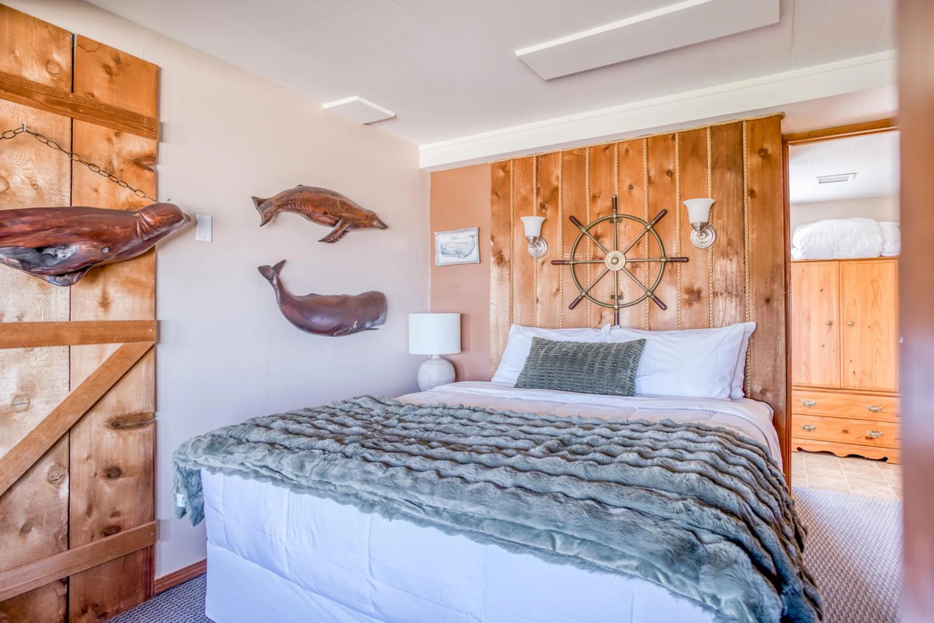 Photo of the whole room, Bed in Moolack Shores Inn