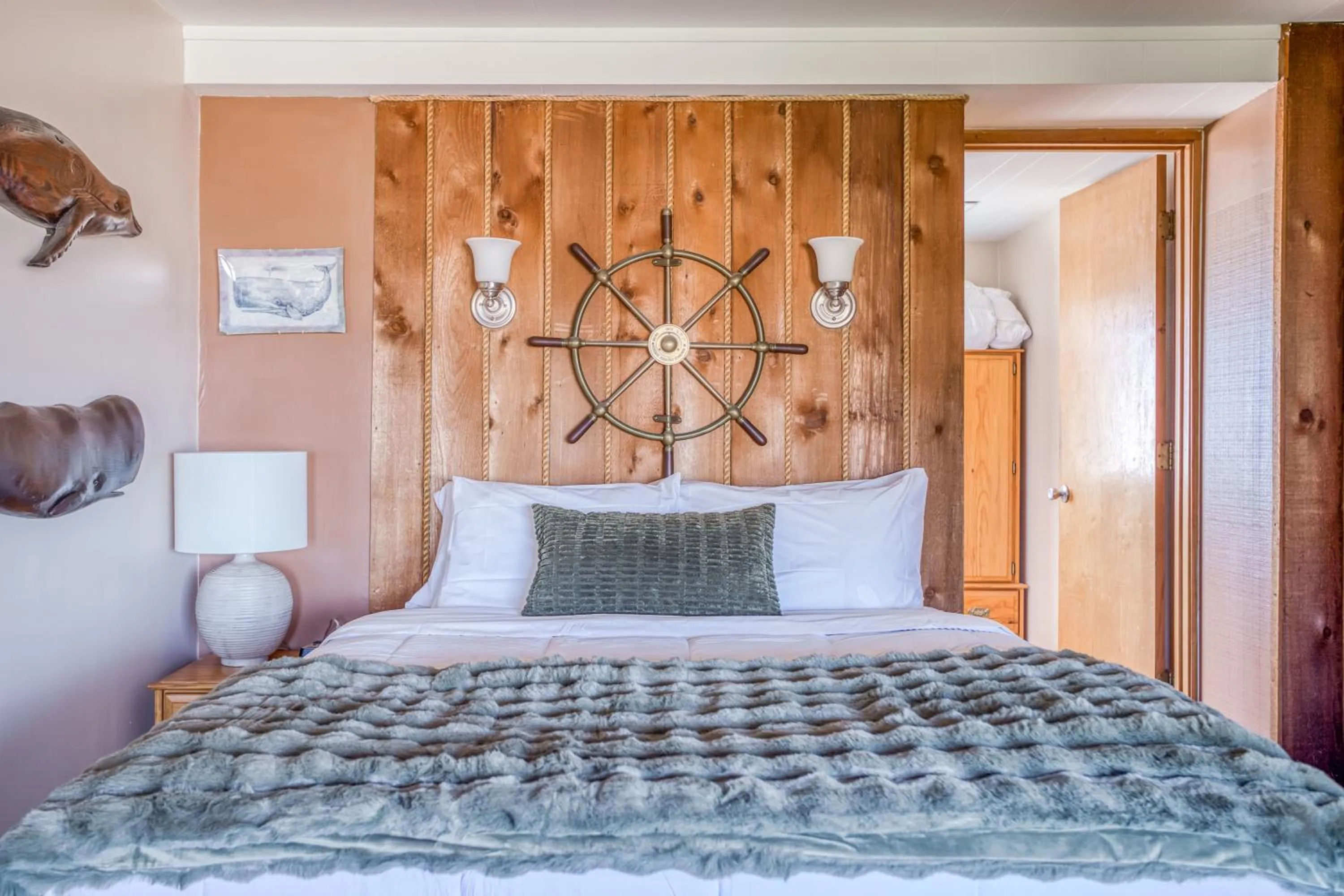 Photo of the whole room, Bed in Moolack Shores Inn