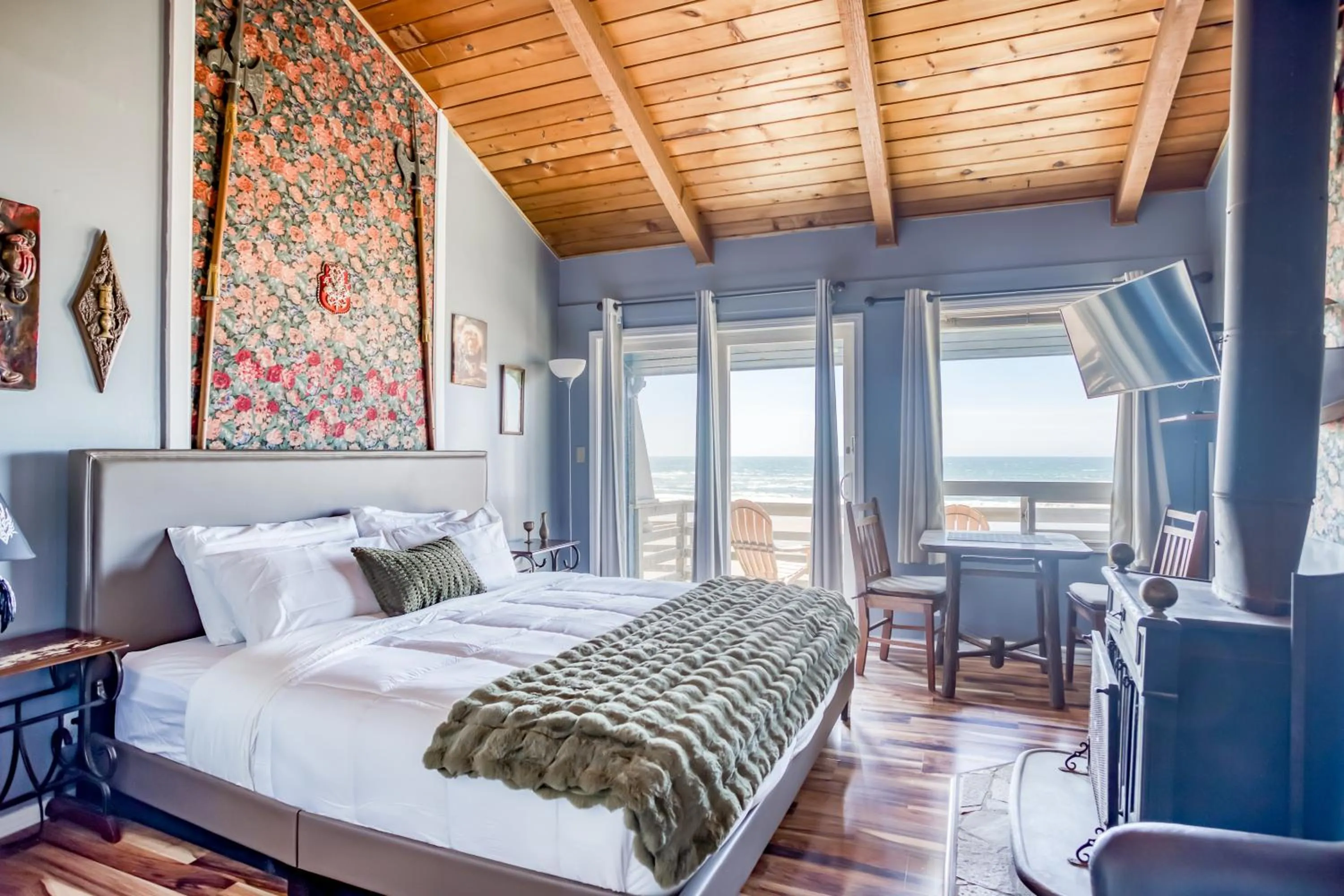 Photo of the whole room, Bed in Moolack Shores Inn