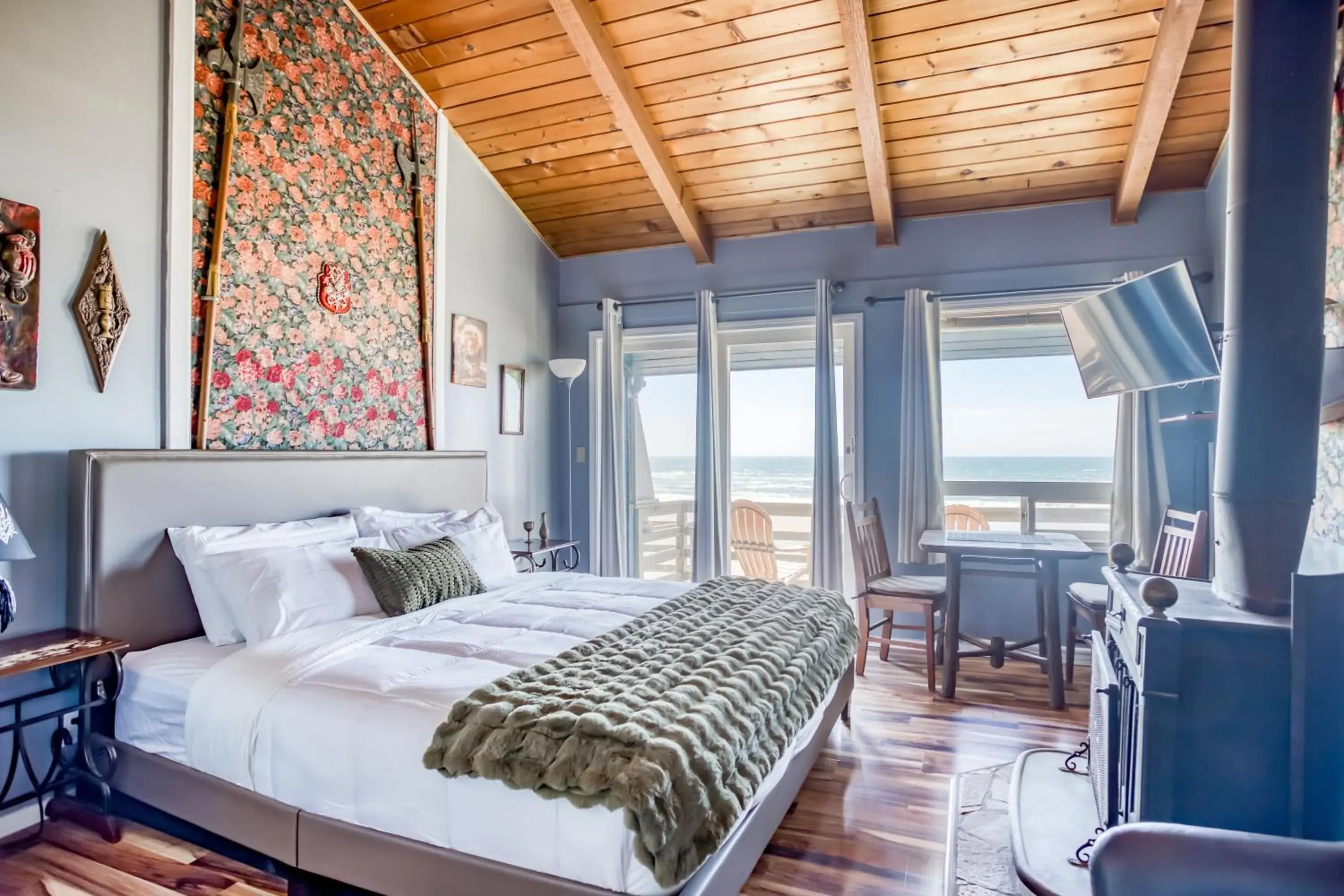 Photo of the whole room, Bed in Moolack Shores Inn Photo of the whole room, Bed in Moolack Shores Inn